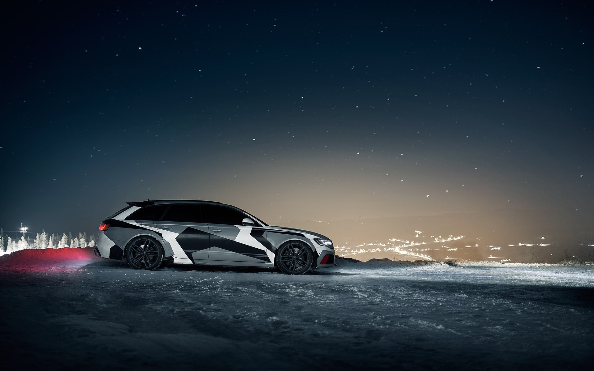 Автомобиль Audi RS6 Avant на фоне ночного города