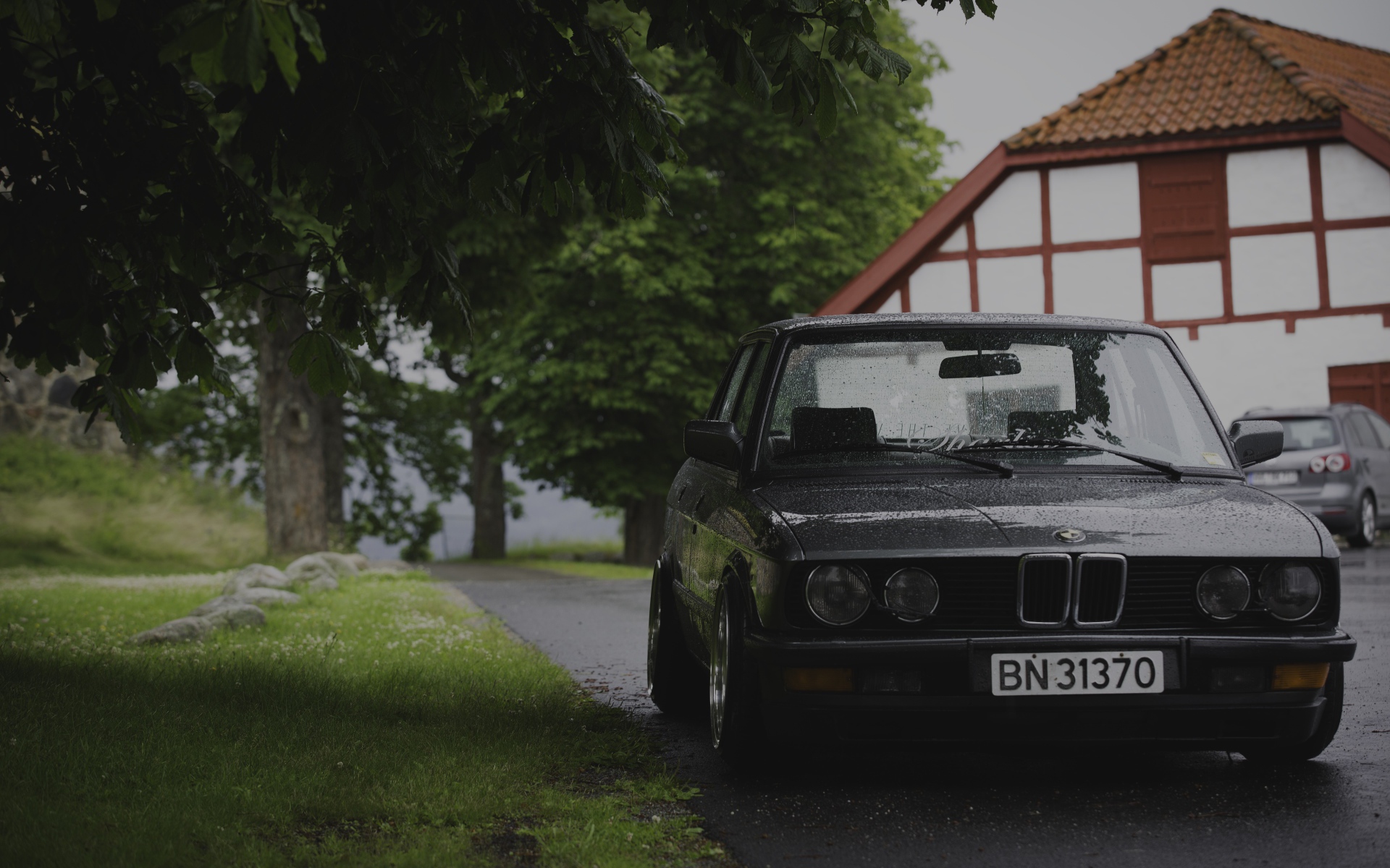 Старенький BMW E28 припаркован под деревом