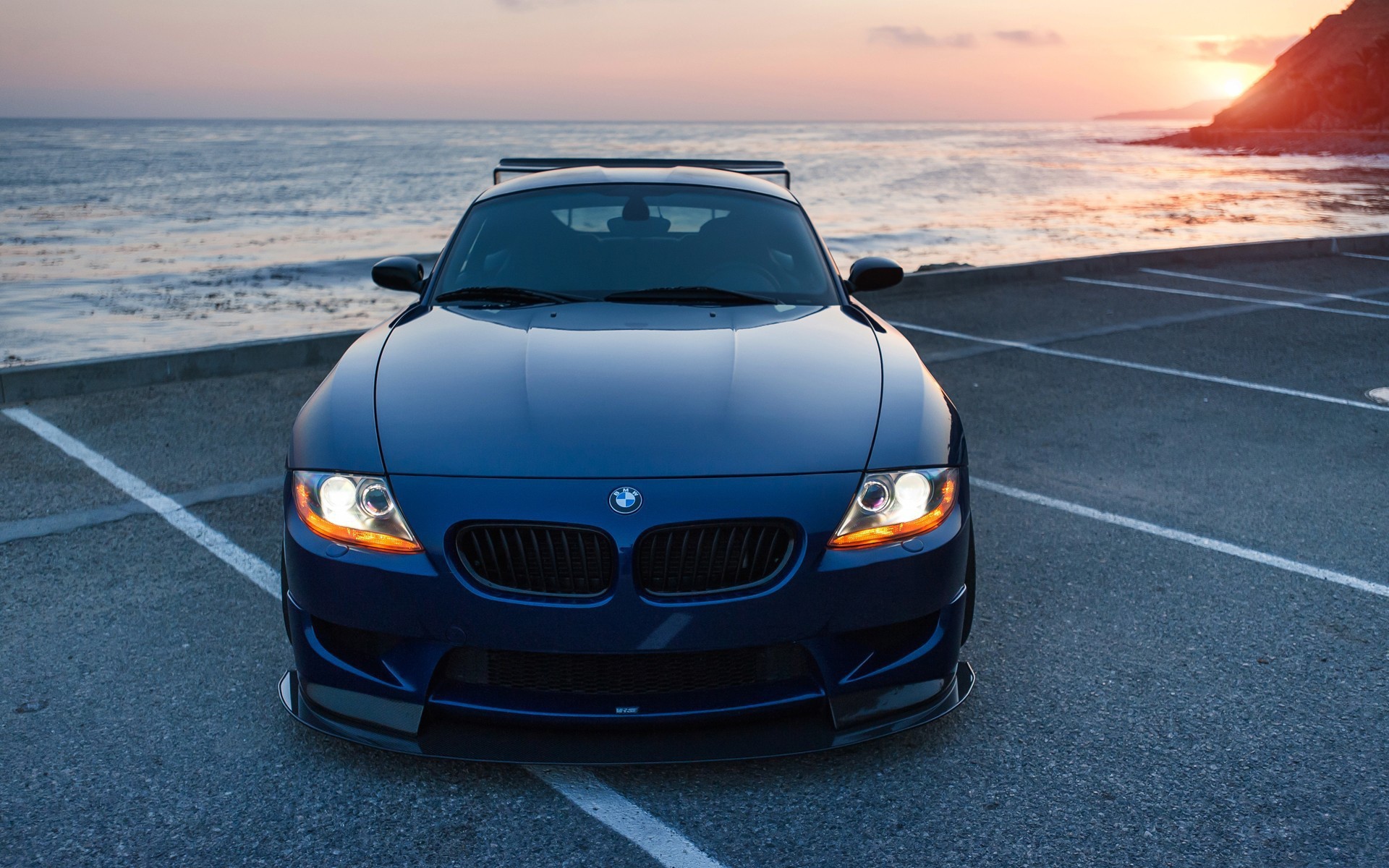Синий BMW у морского побережья