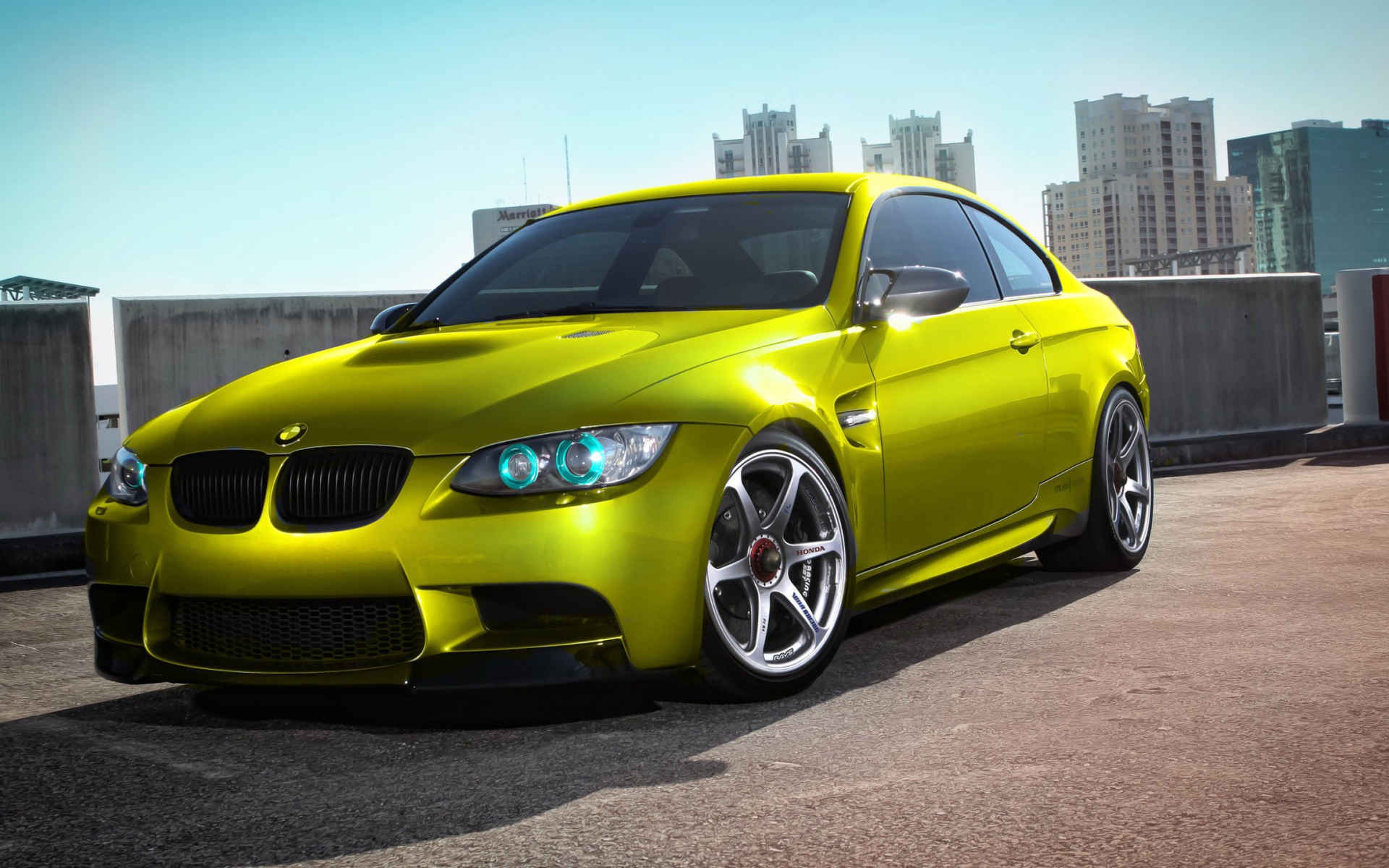 Желто зеленый БМВ в городе