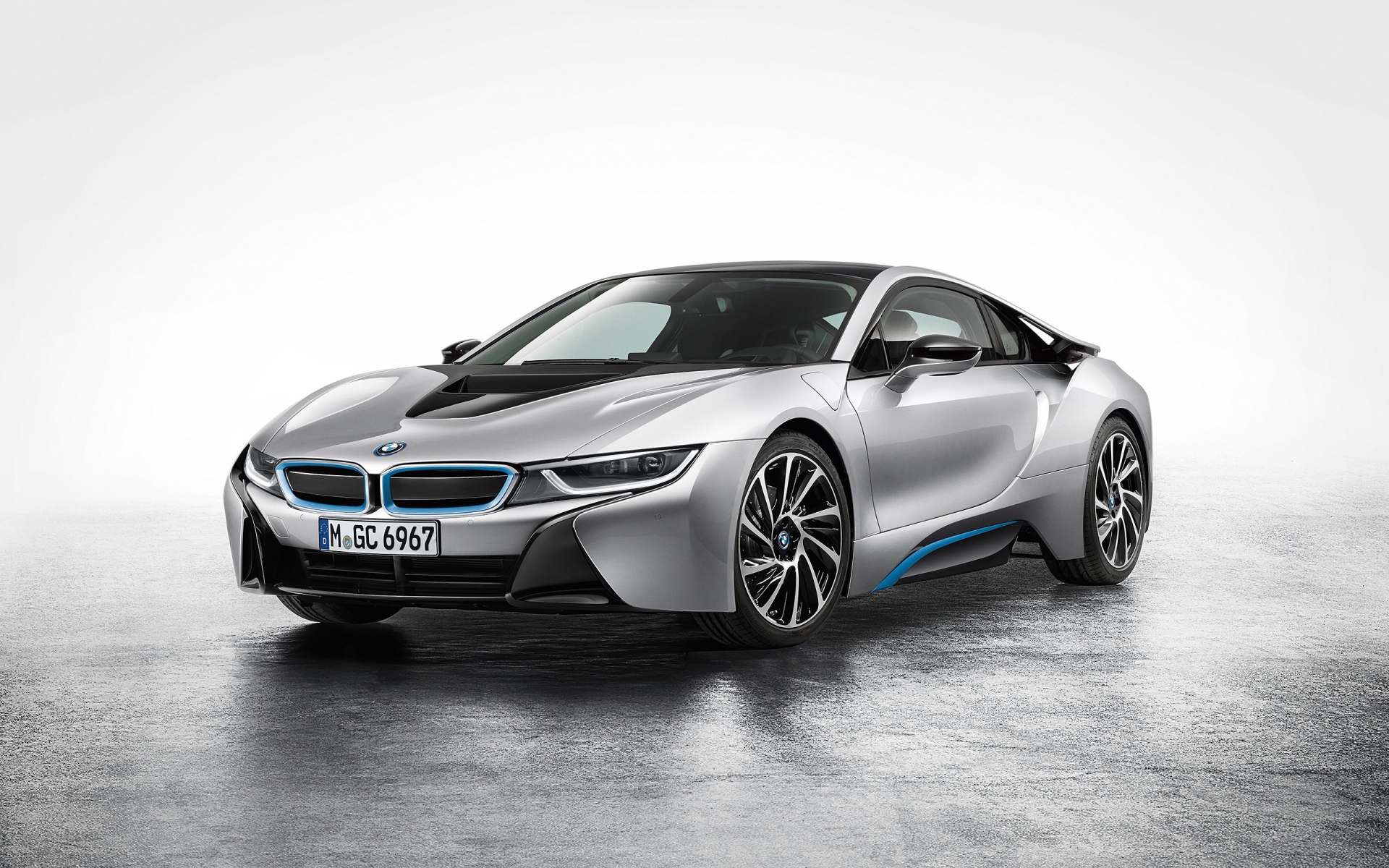 Новый серебристый BMW i8