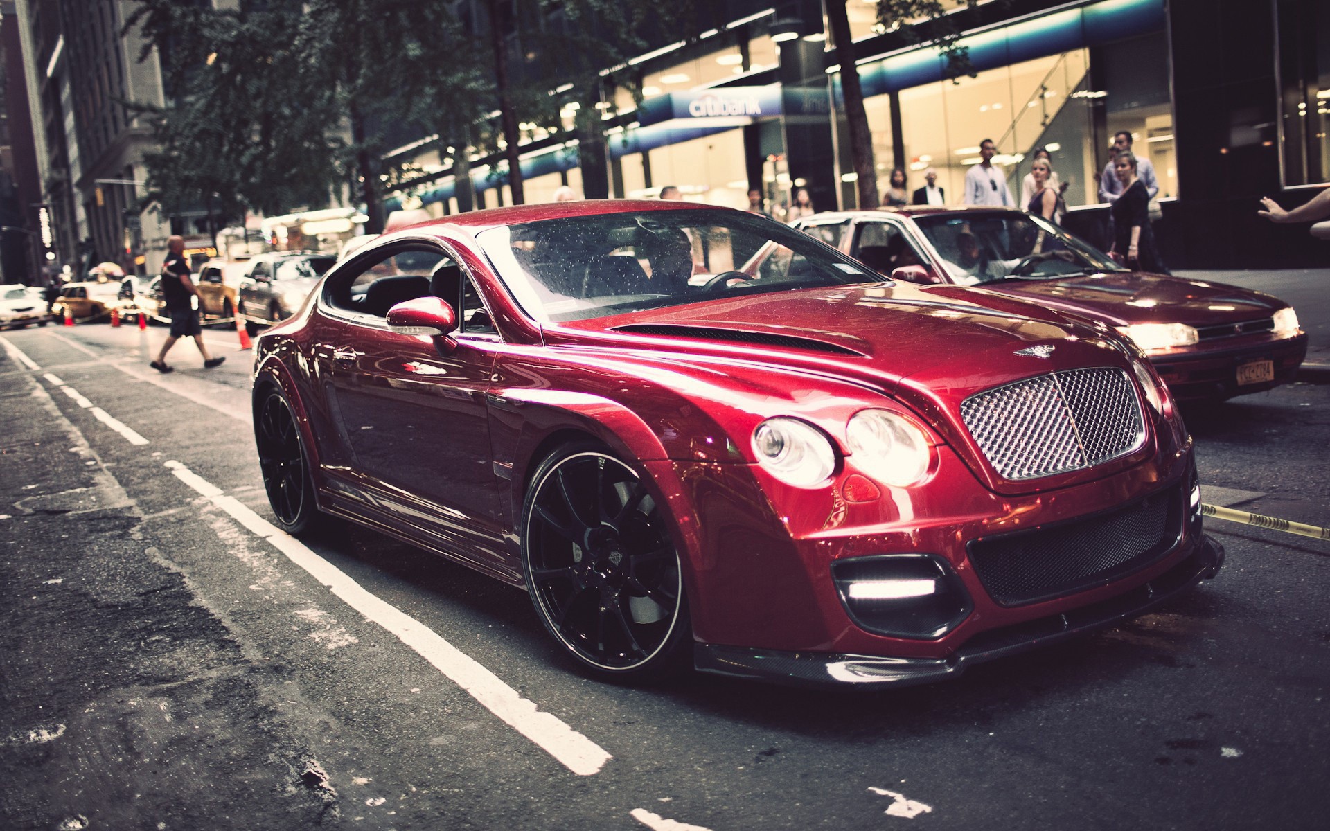 Красный Bentley на улице