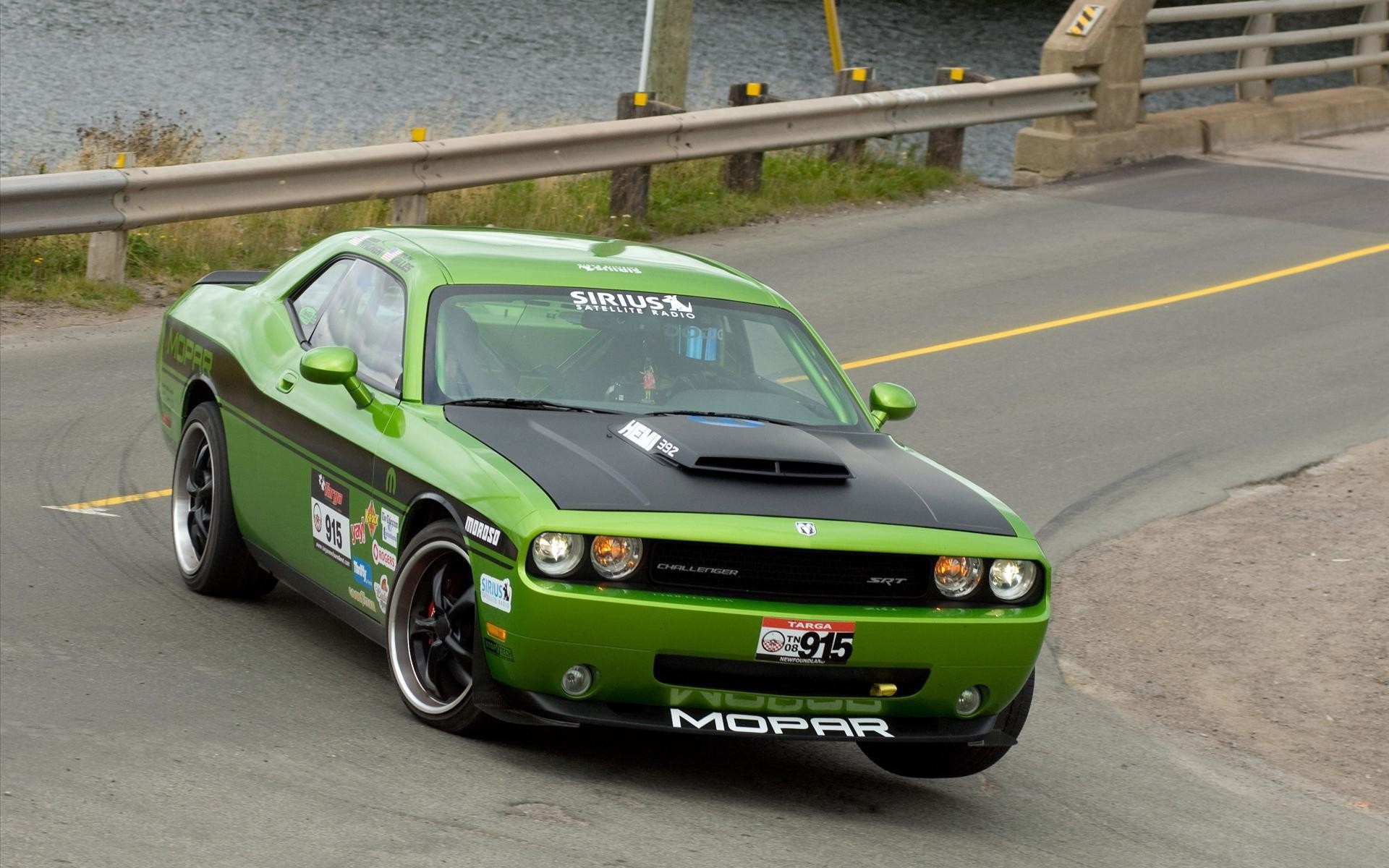 Зеленый автомобиль Dodge Challenger SRT8 на повороте