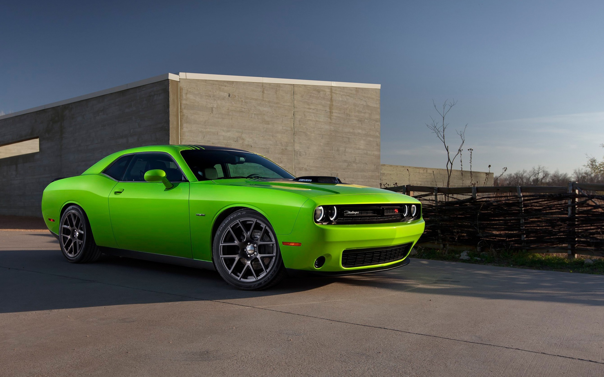 Зеленый спортивный Dodge Challenger Hellcat
