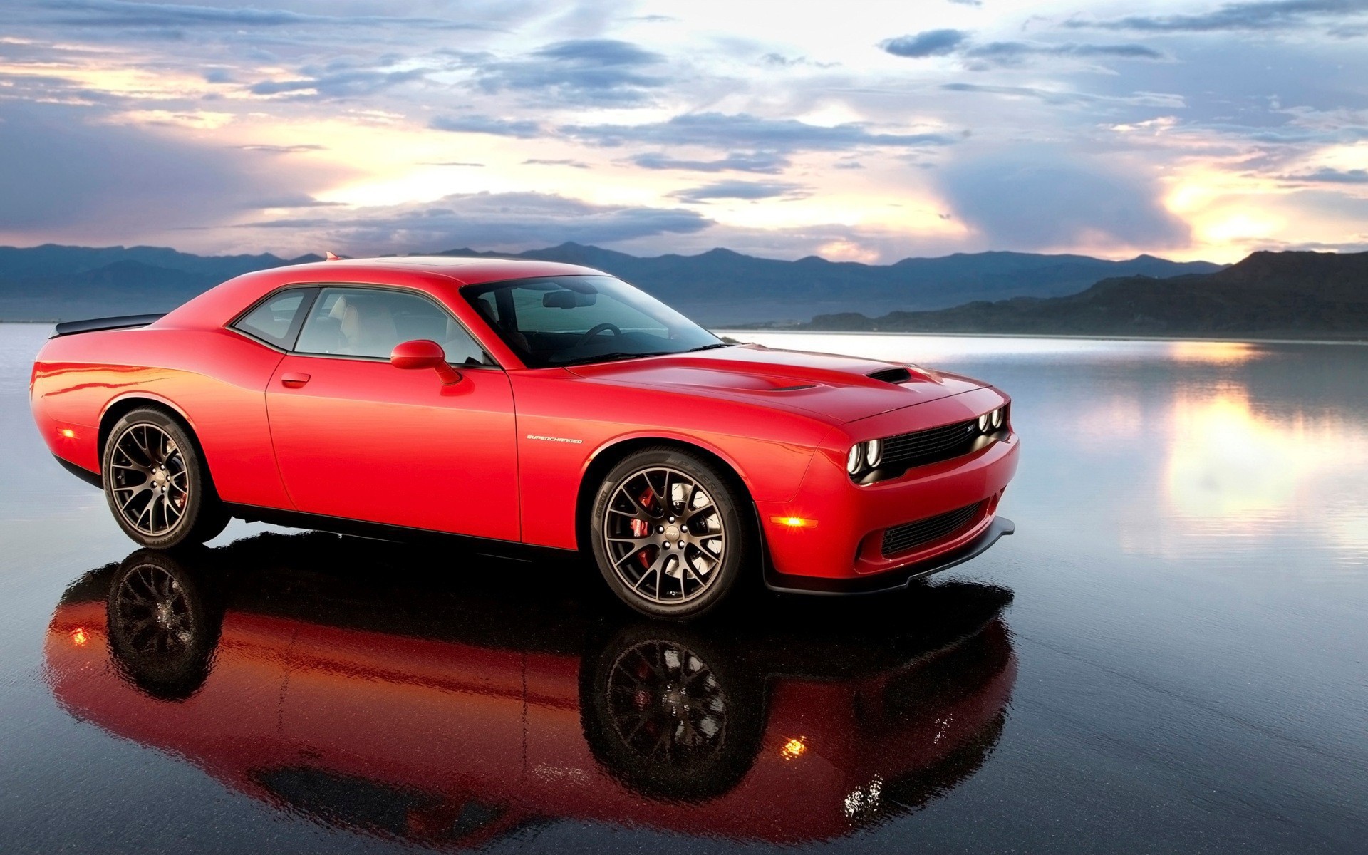 Красный Dodge Challenger SRT на поверхности воды