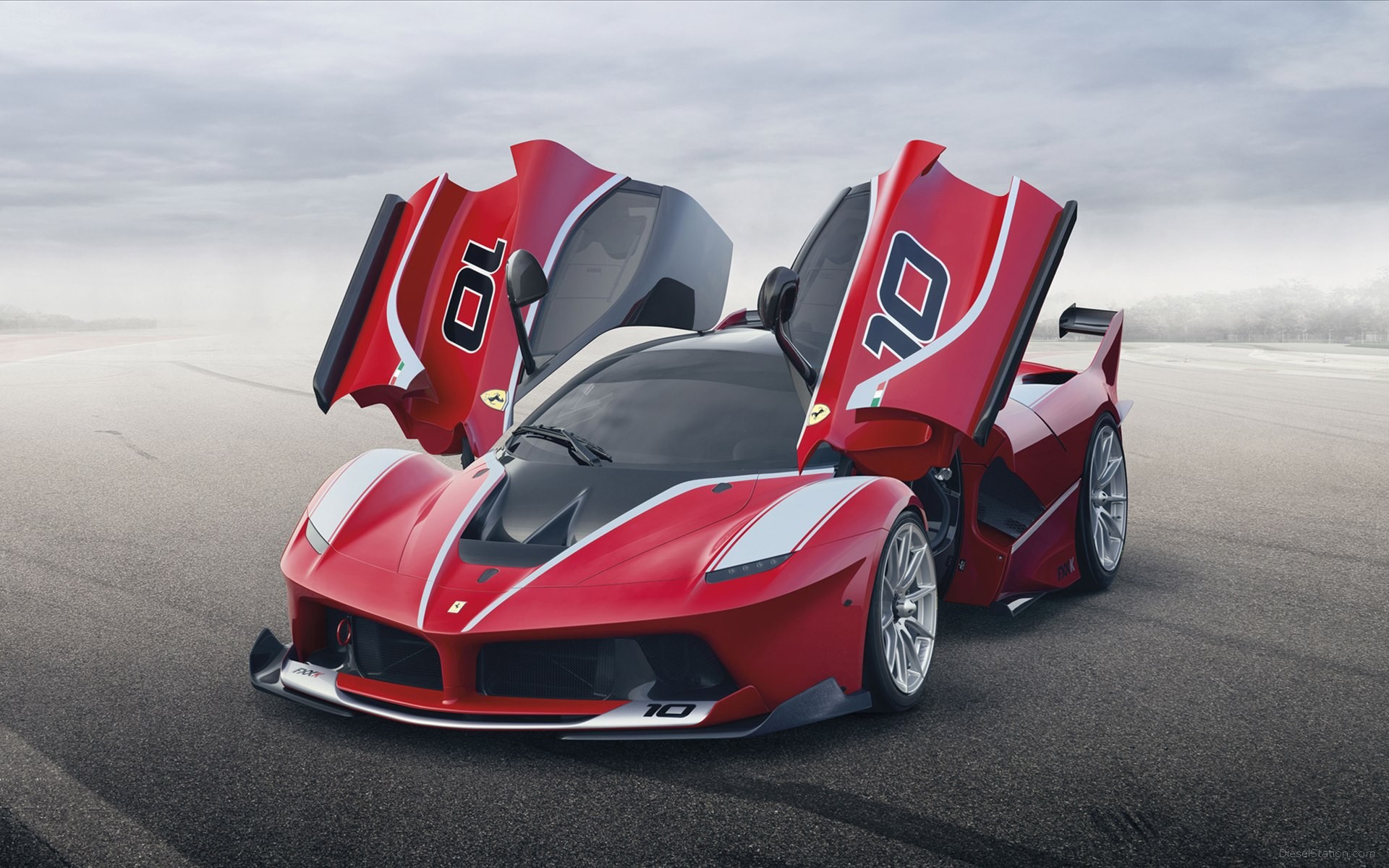 Открытые двери авто Ferrari FXX K