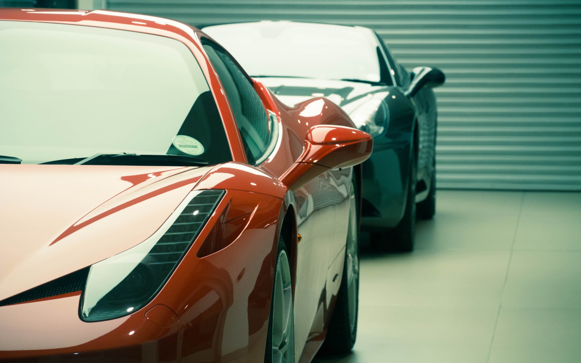 Красный Ferrari 458 в гараже