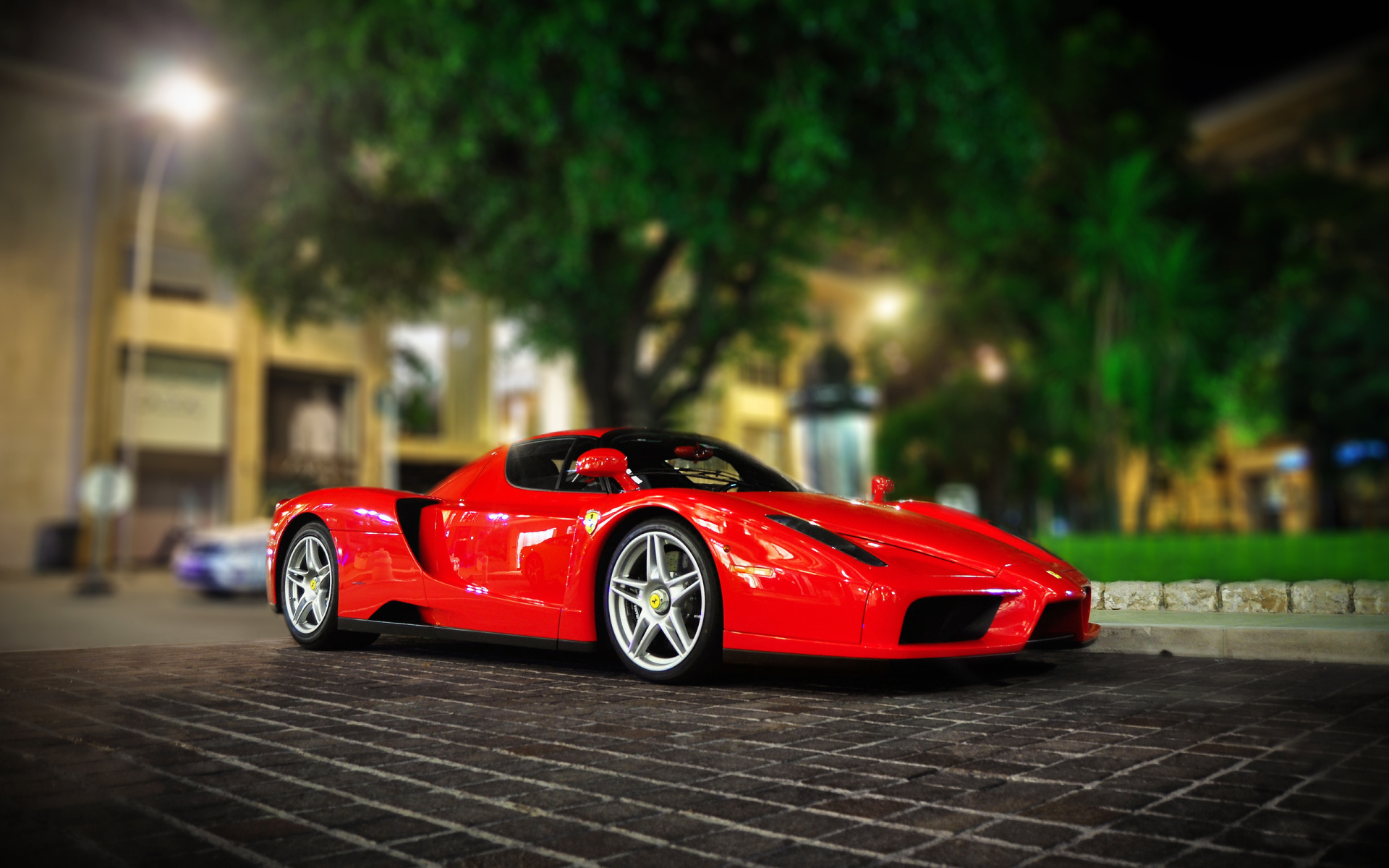 Красный Ferrari Enzo на вечерней улице