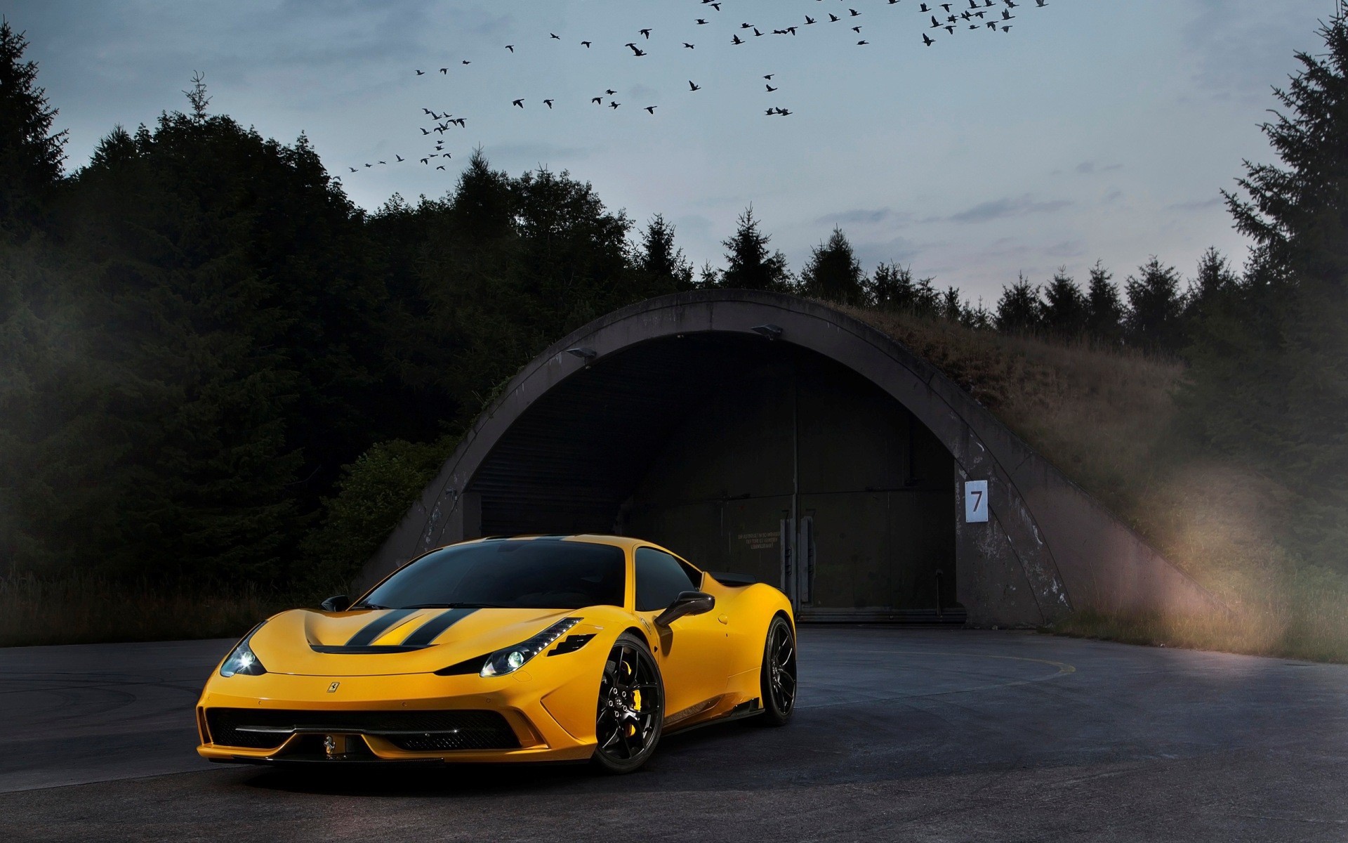 Желтый Ferrari 458 Speciale у входа в ангар
