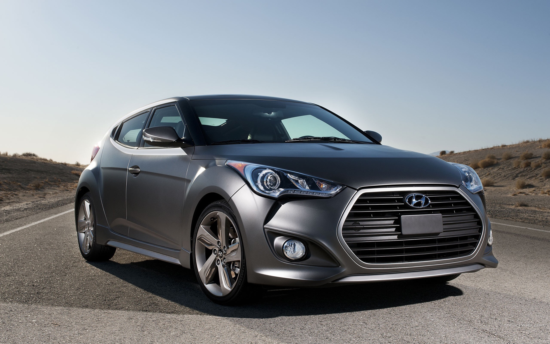 Автомобиль Hyundai Veloster на шоссе