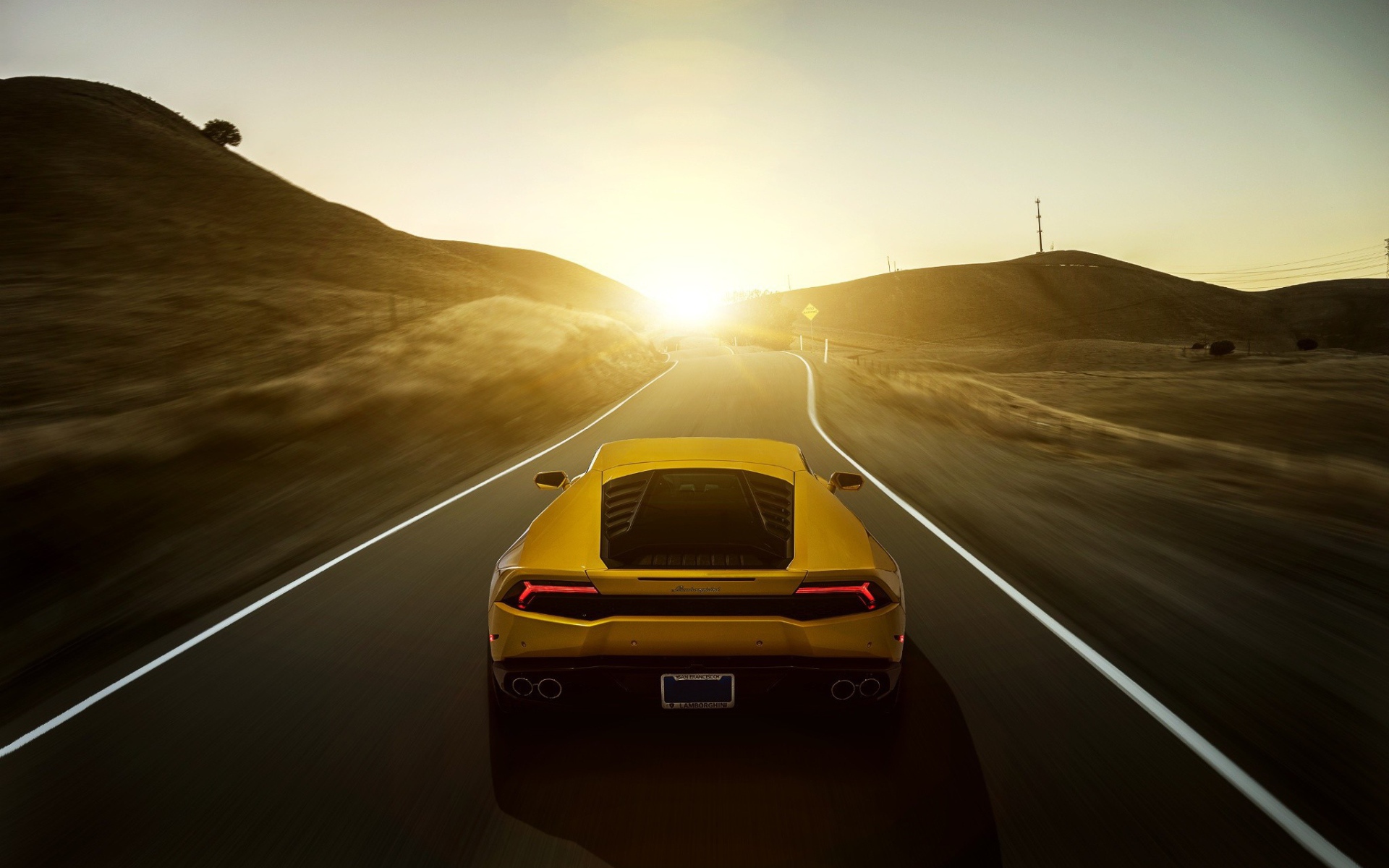 Авто Lamborghini Huracan LP 610-4 на шоссе, вид сзади