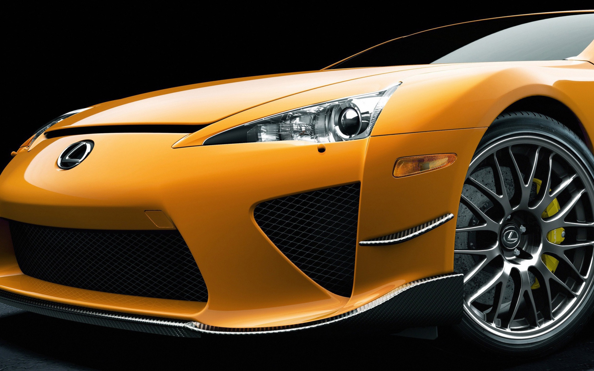 Перед оранжевого Лексуса