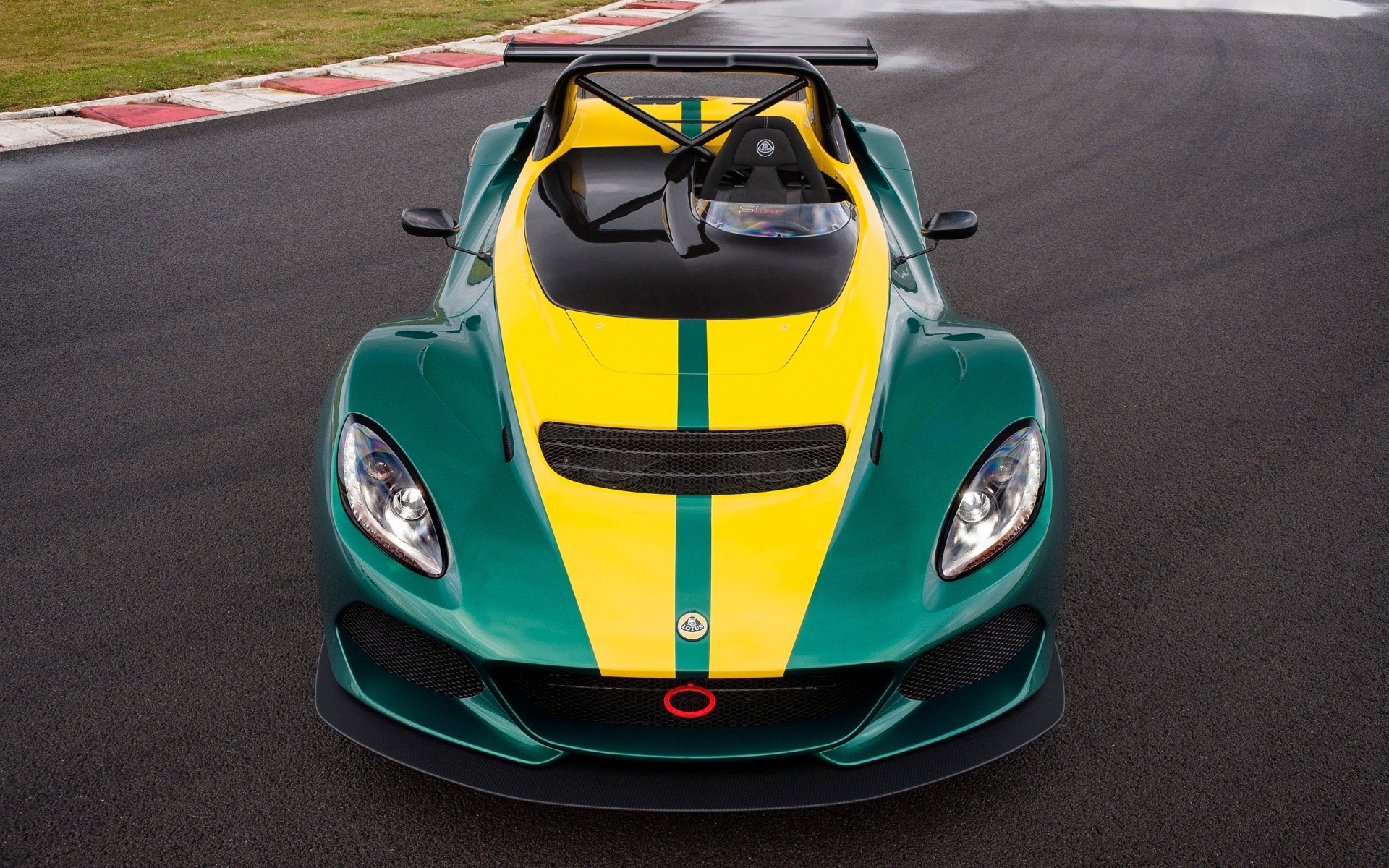 Гоночный Lotus 3-Eleven на автодроме