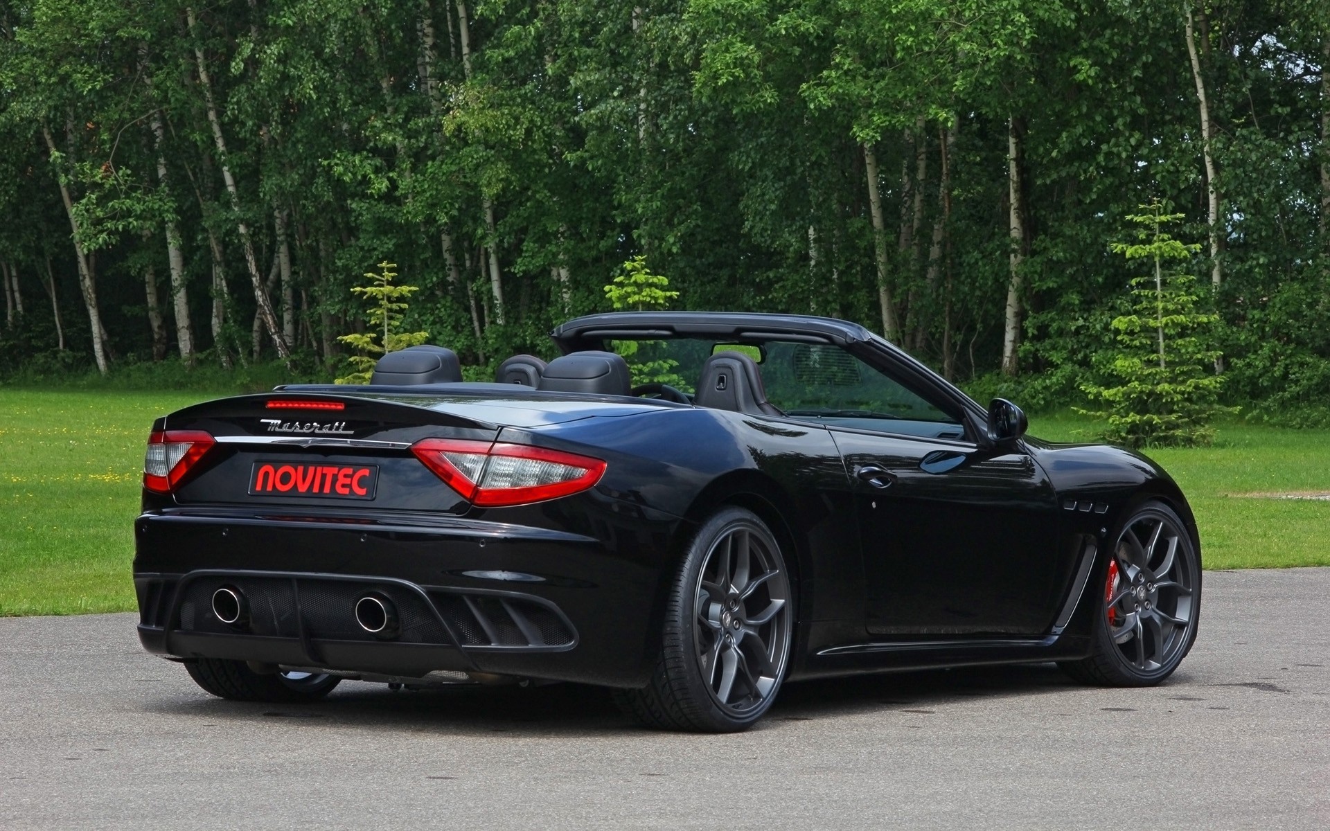 Кабриолет Maserati на фоне леса