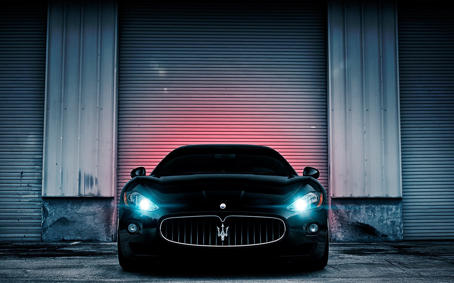 Неоновые фары черного Maserati