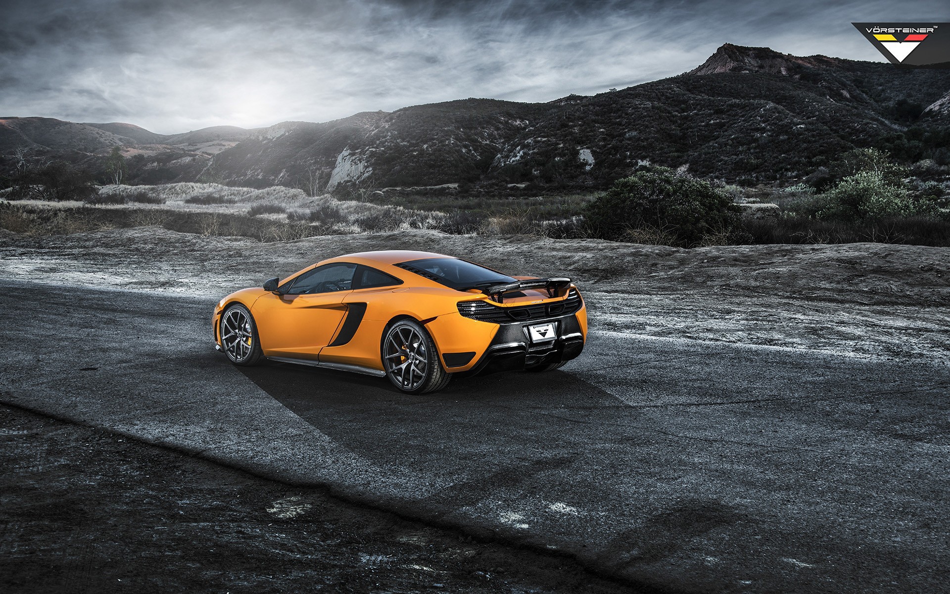 Оранжевый McLaren MP4-12C за городом