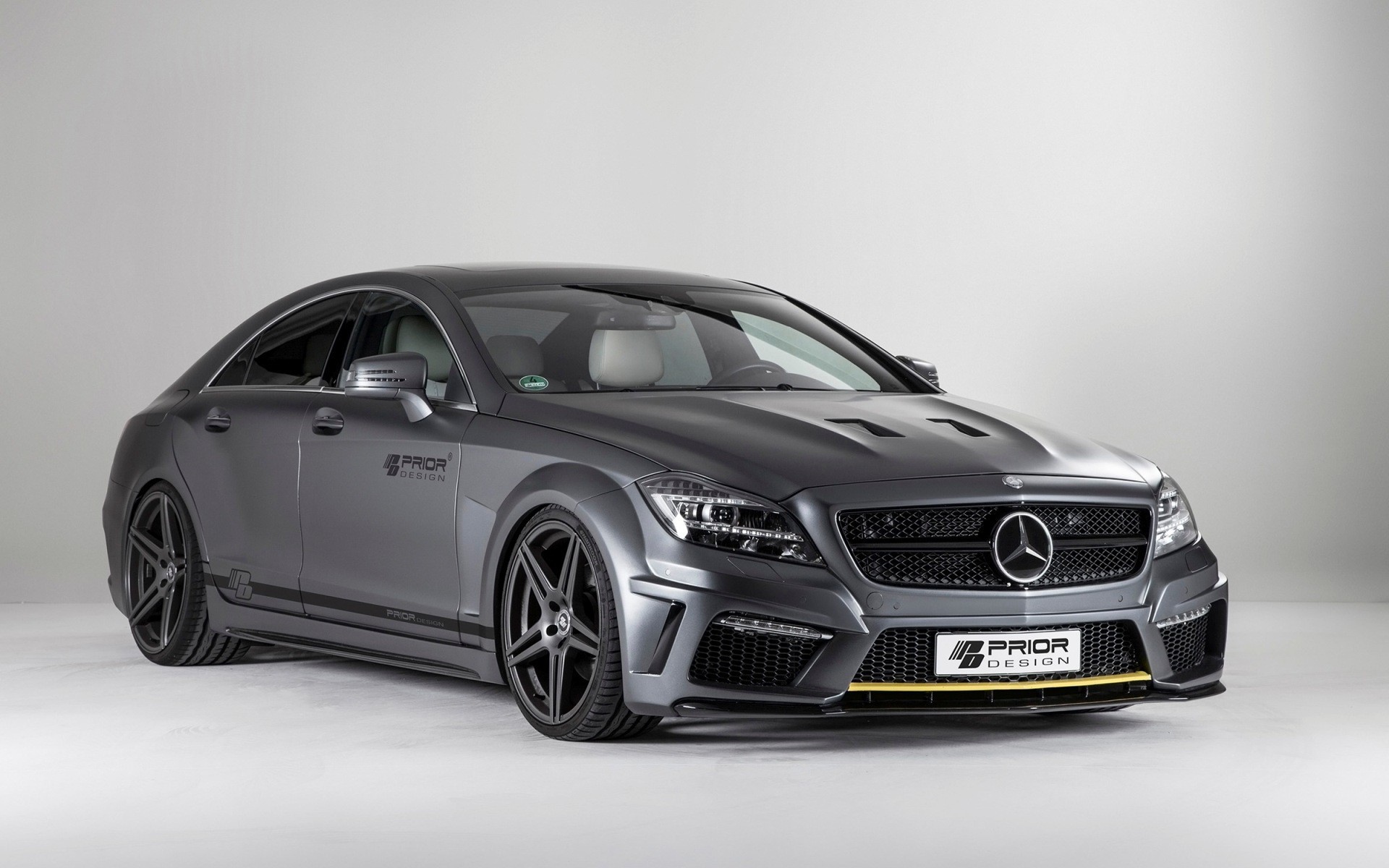 Красивый Mercedes-Benz CLS PD550 Black Edition