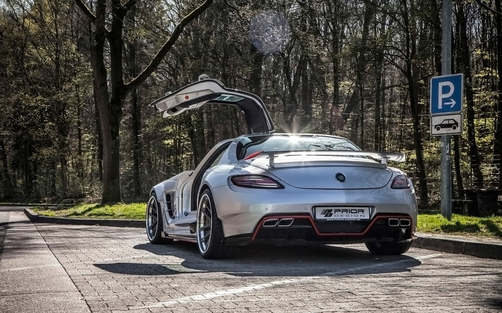Автомобиль Mercedes-Benz SLS AMG в парке