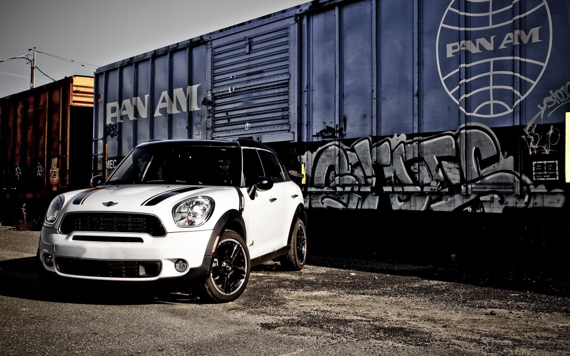 Белый Mini Cooper возле железной дороги