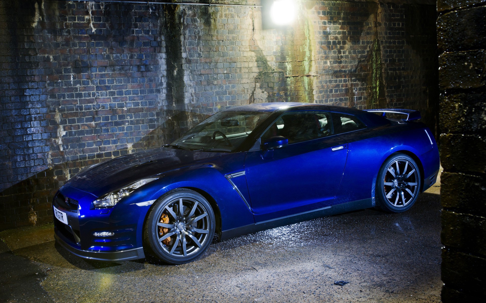 Синий Nissan GT-R среди каменных джунглей
