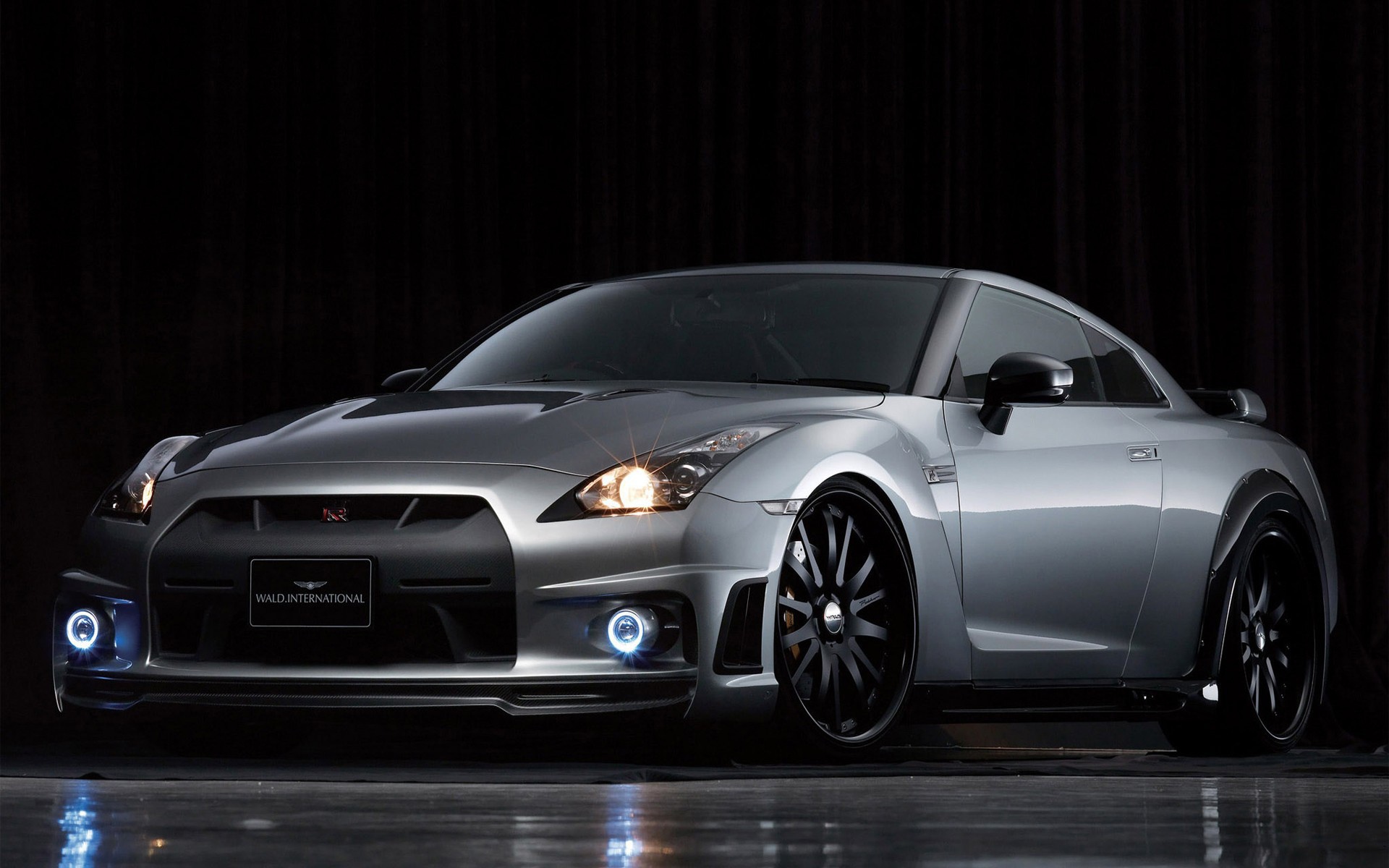 Серебристый автомобиль Nissan GT-R R35