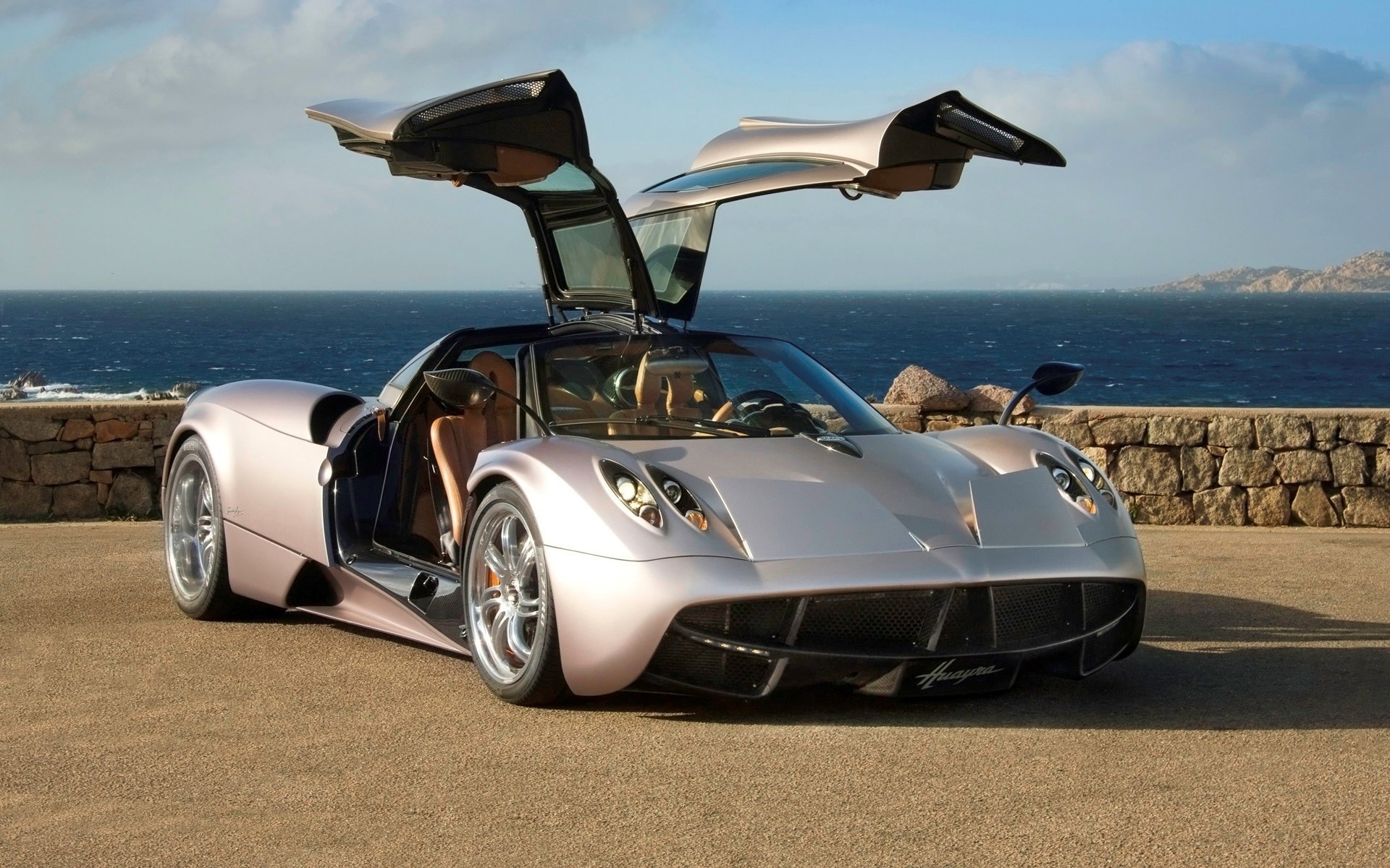 Авто Pagani на берегу моря