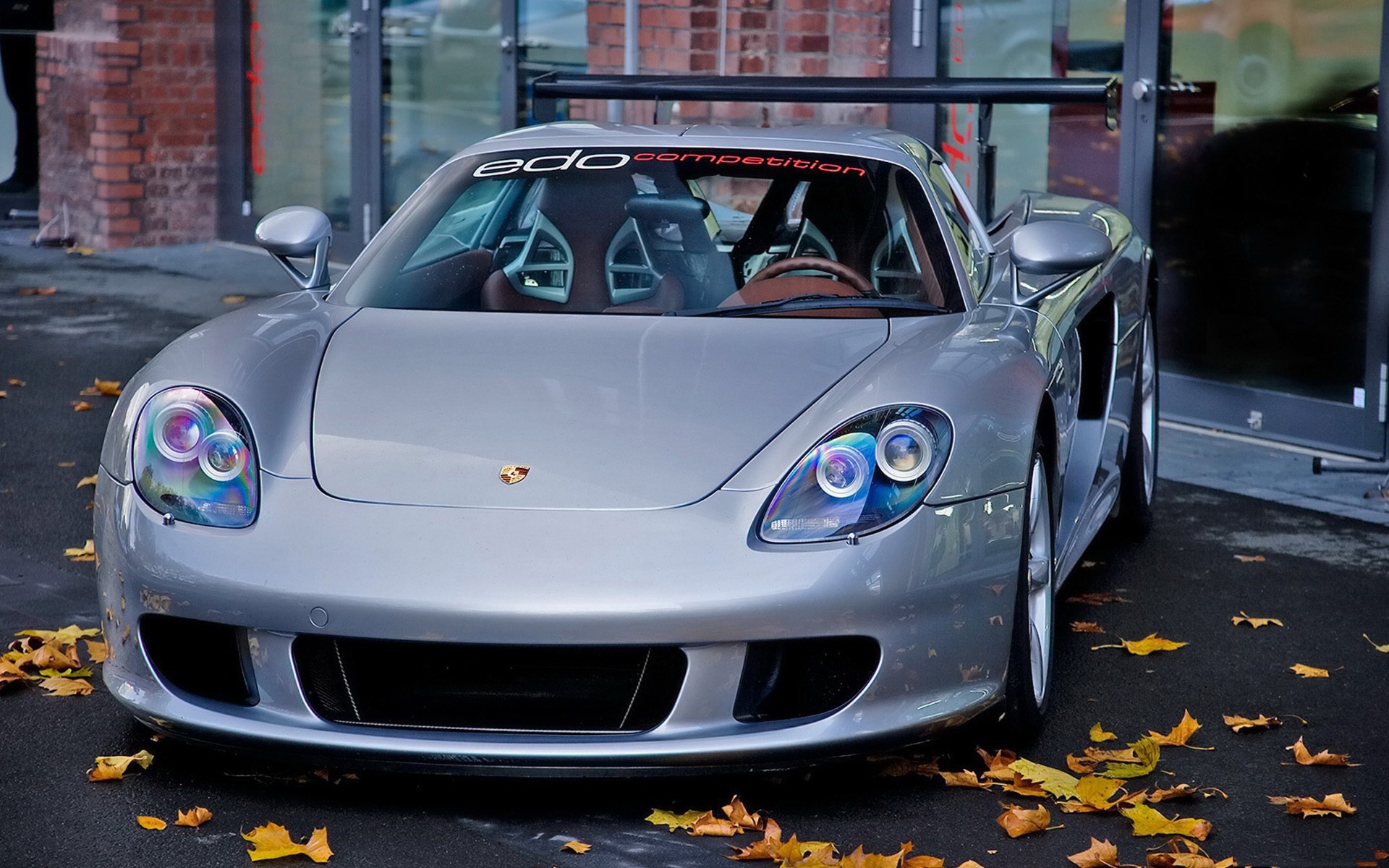 Осенние листья у автомобиля Porsche Carrera GT
