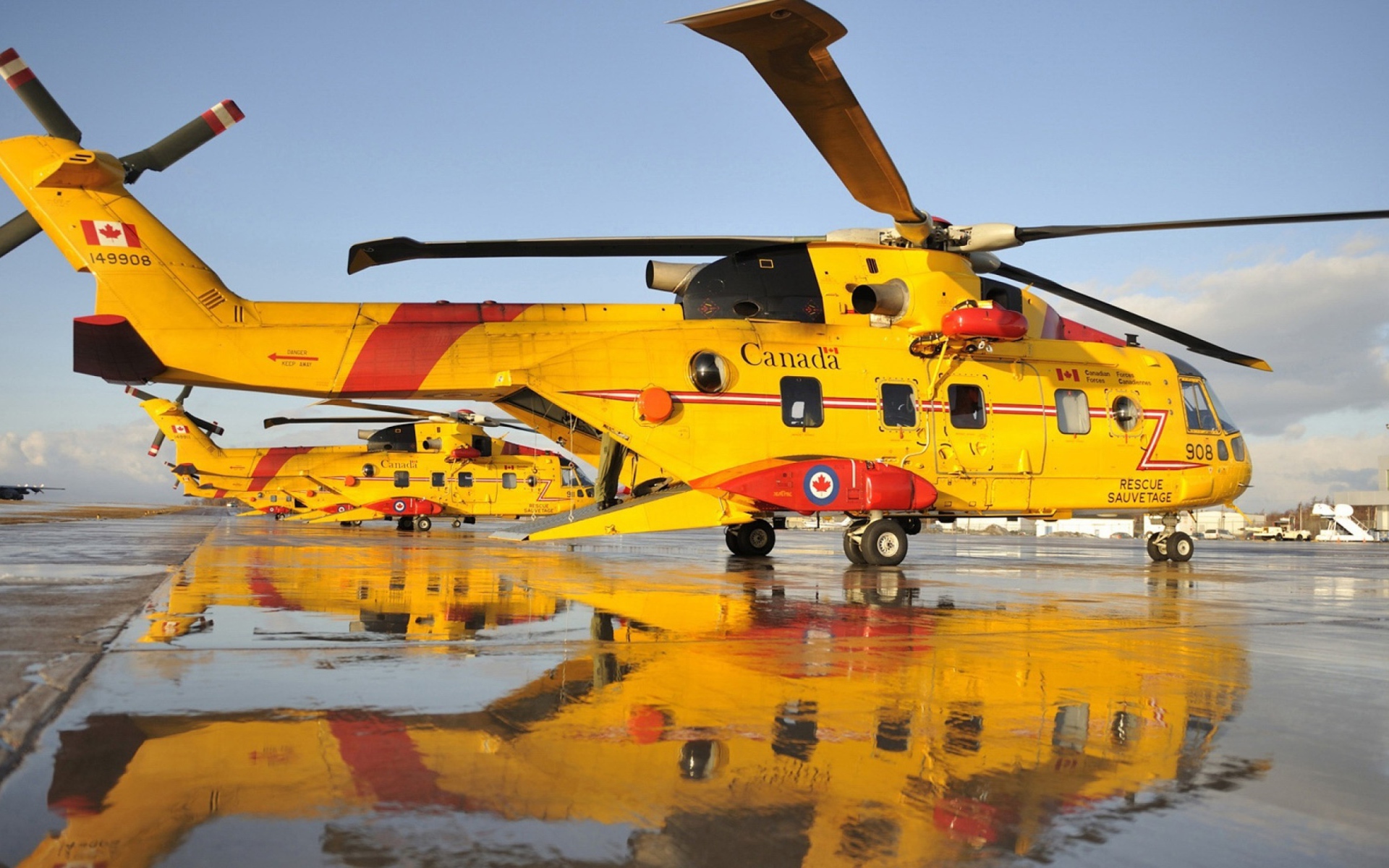Желтые вертолеты в Канаде