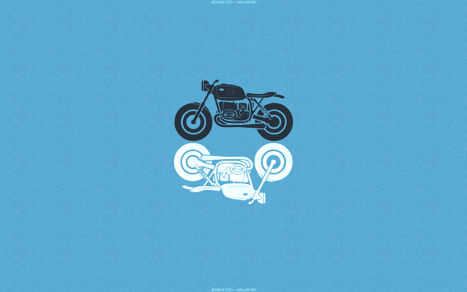 Черный и белый мотоциклы, голубой фон