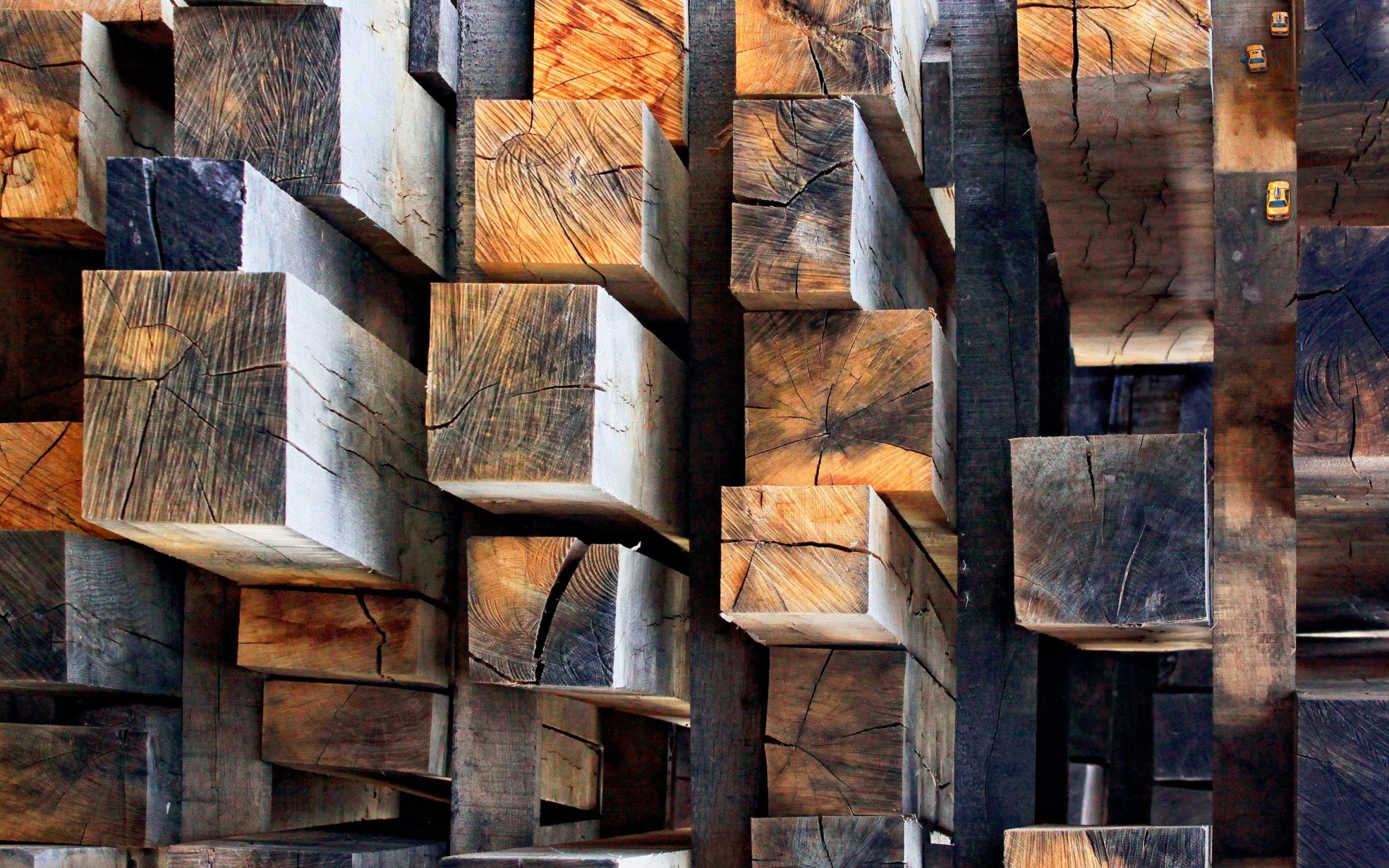 Аккуратная кладка деревянных брусков