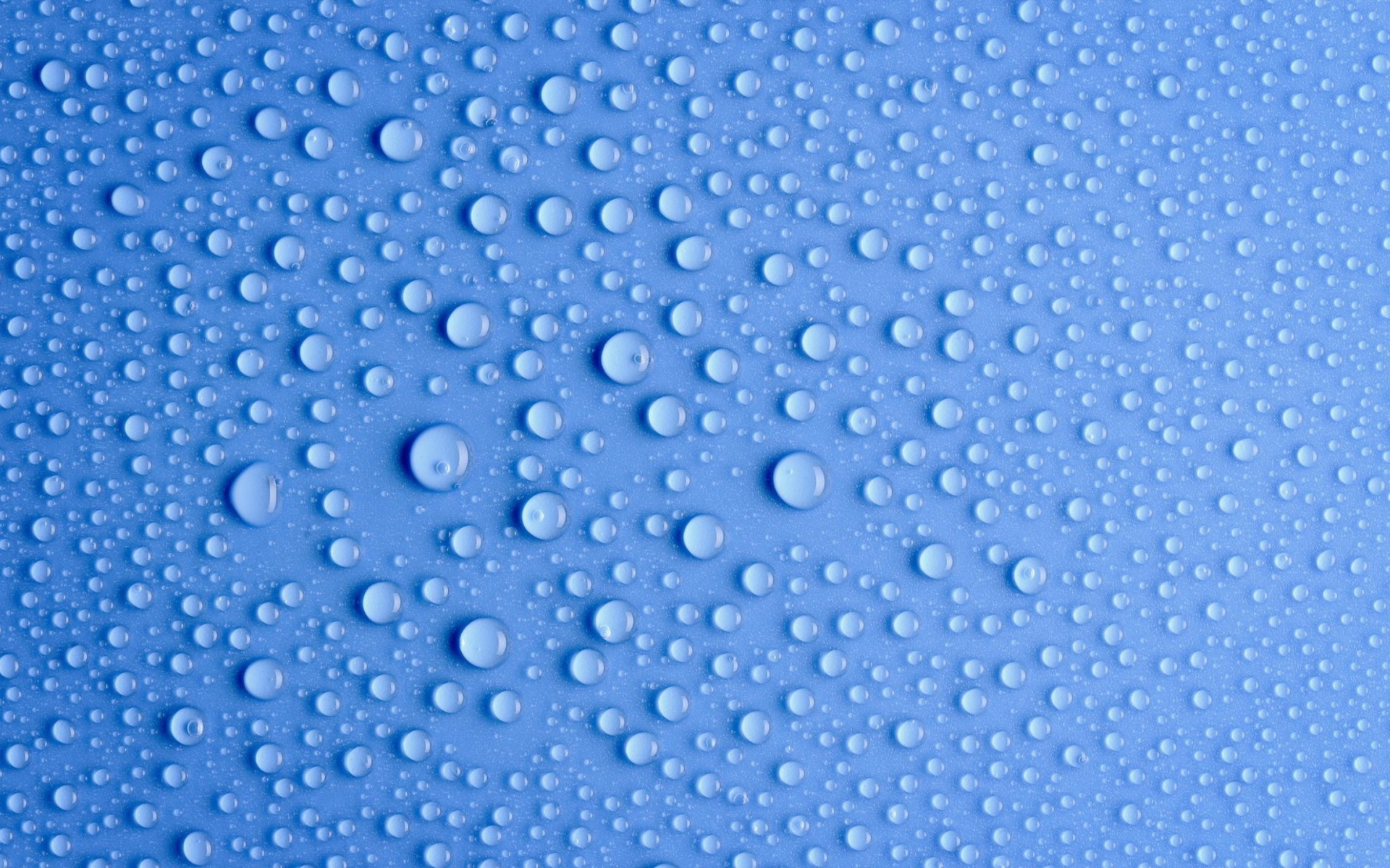 Конденсат на голубом фоне