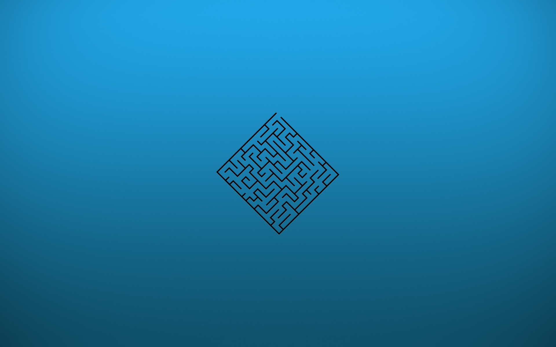 Лабиринт на голубом фоне