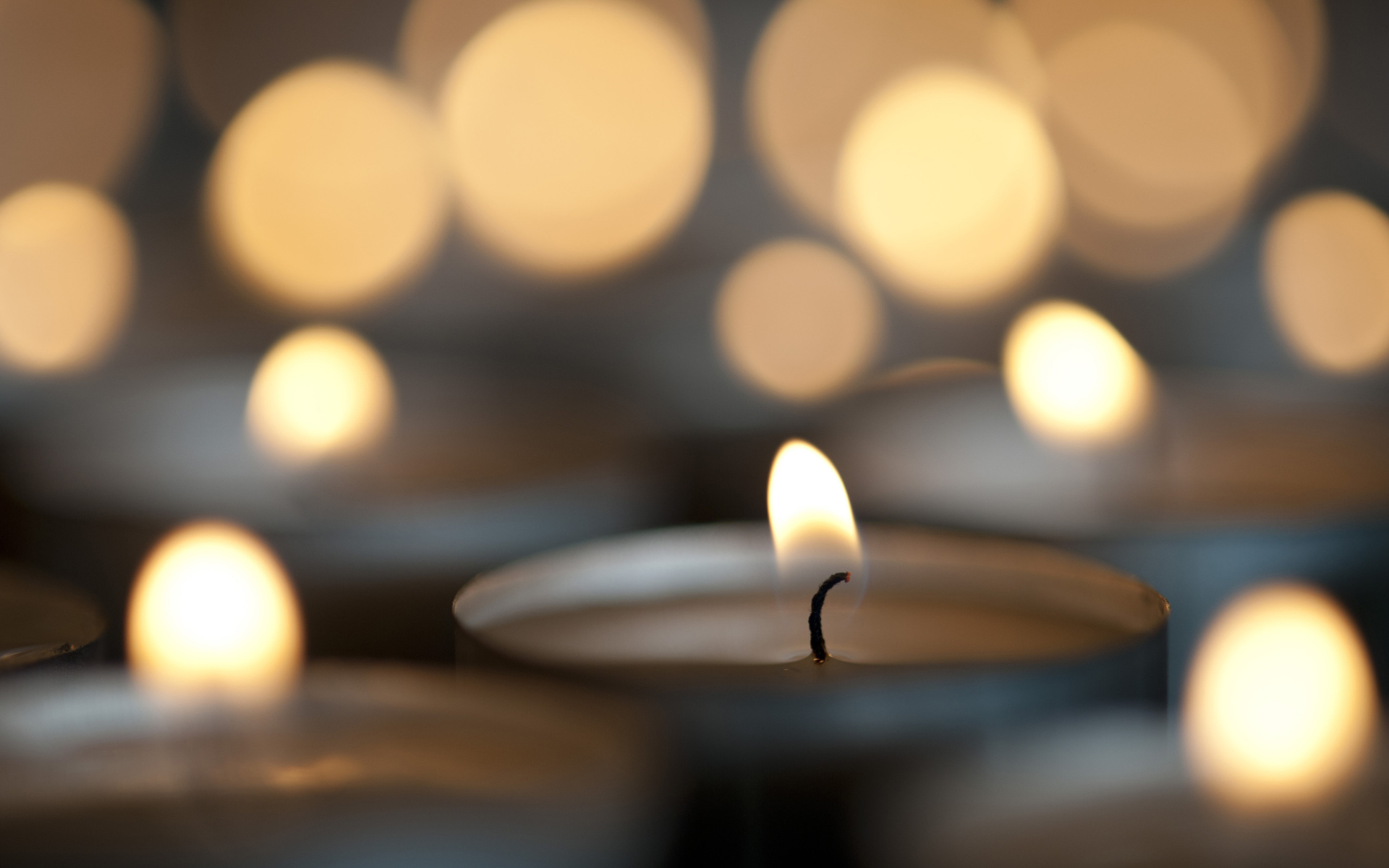 Огонь праздничных свечей