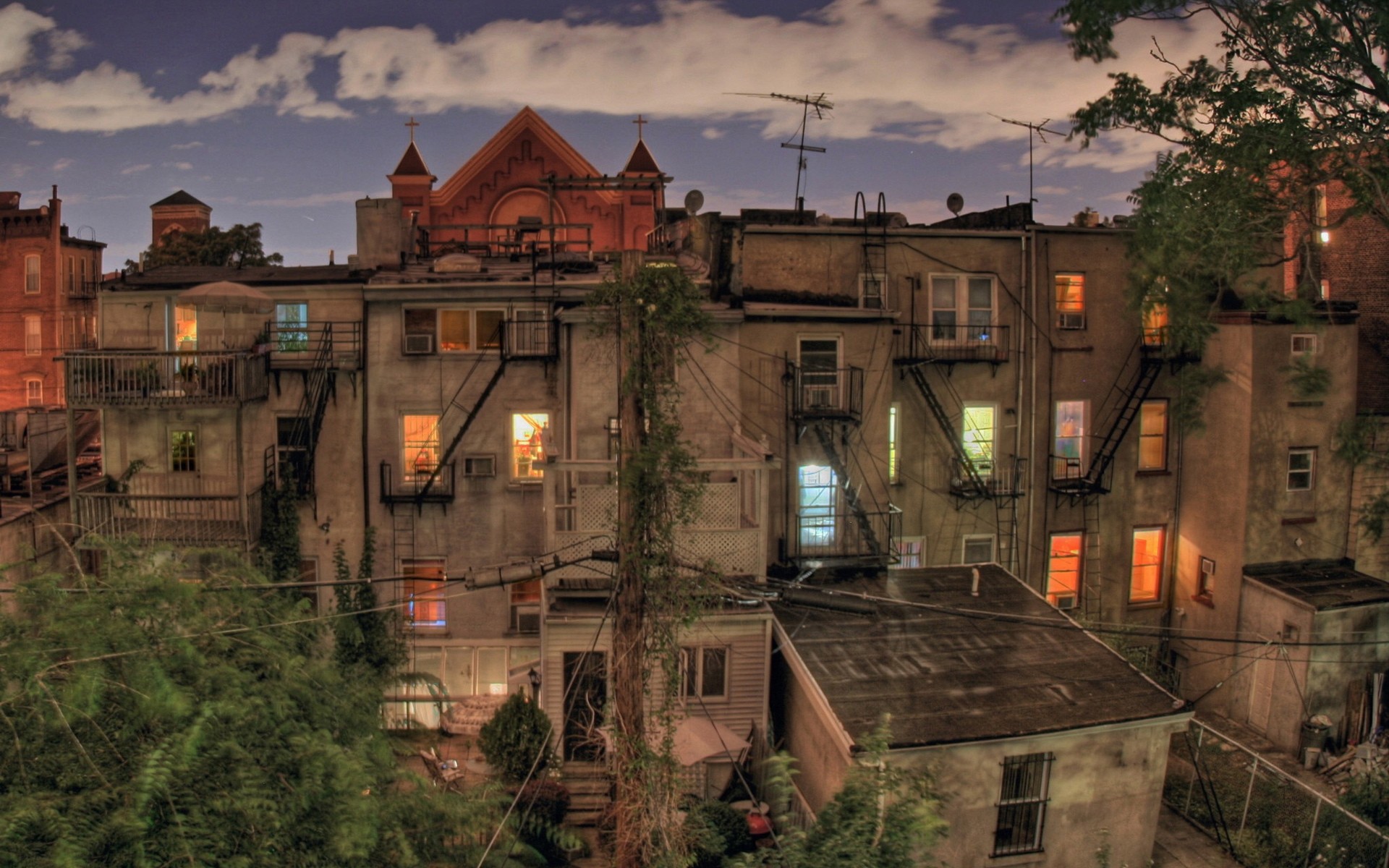 Задний дворик жилого дома