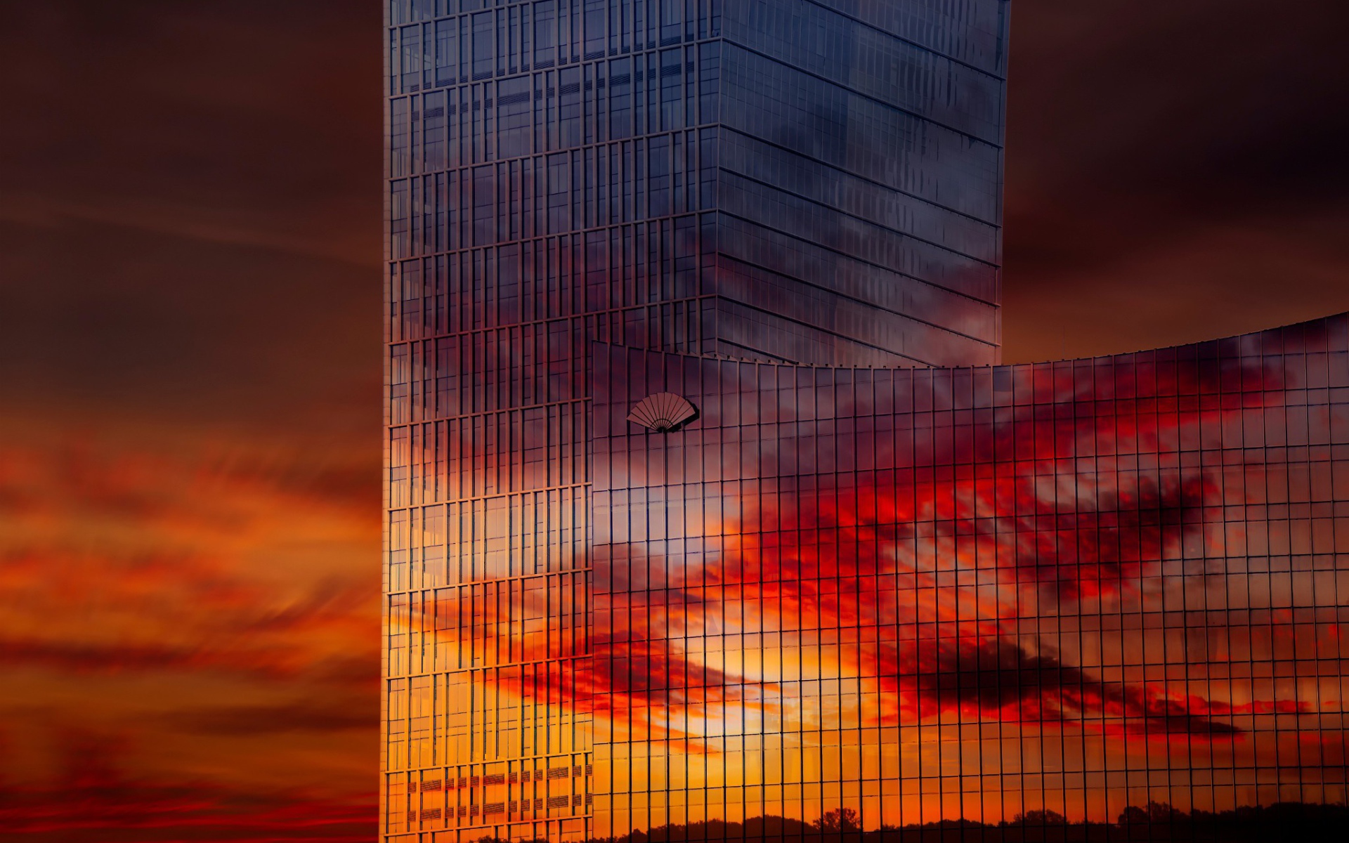 Зеркальный небоскреб в Китае