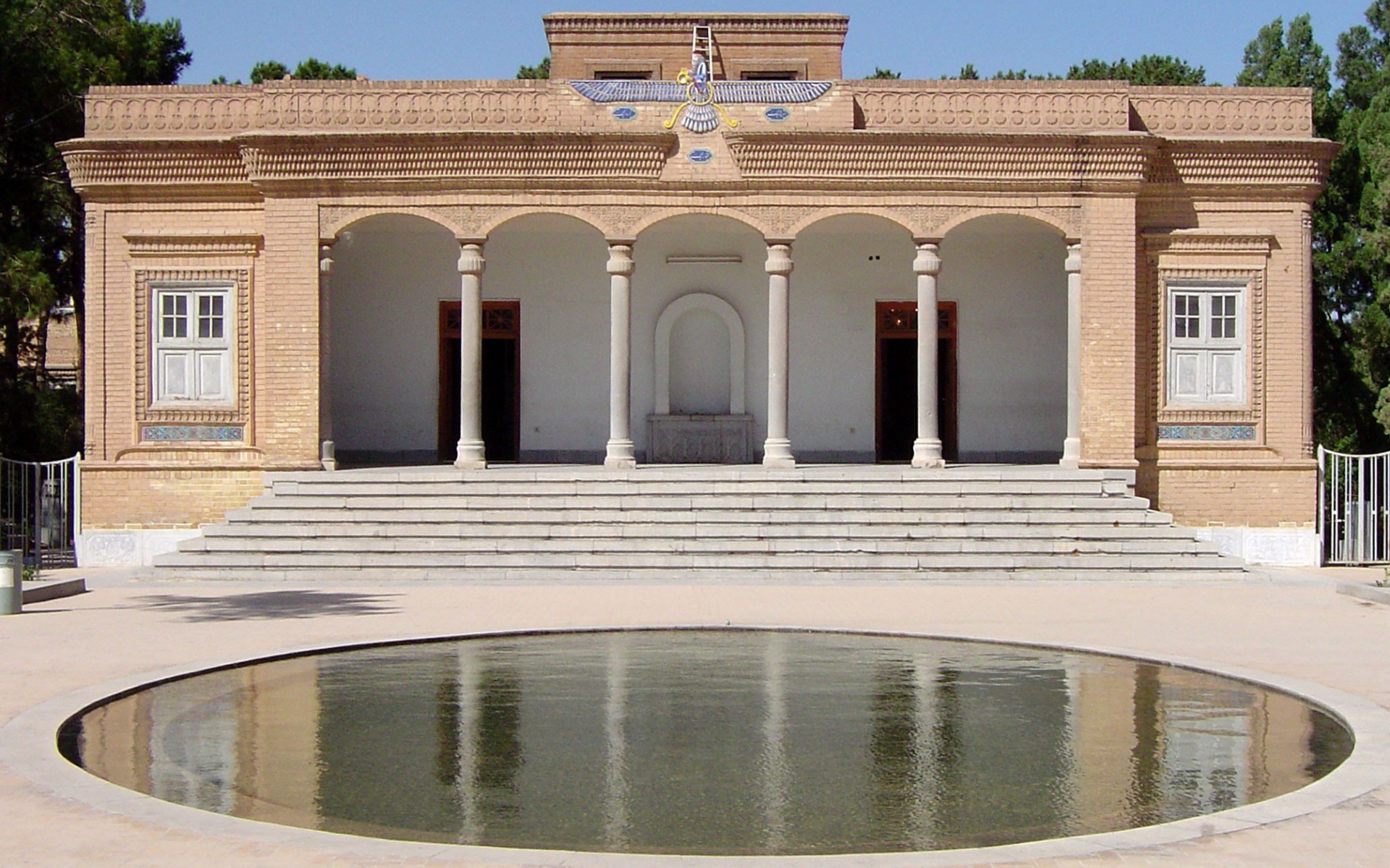 Бассейн во дворе, Иран