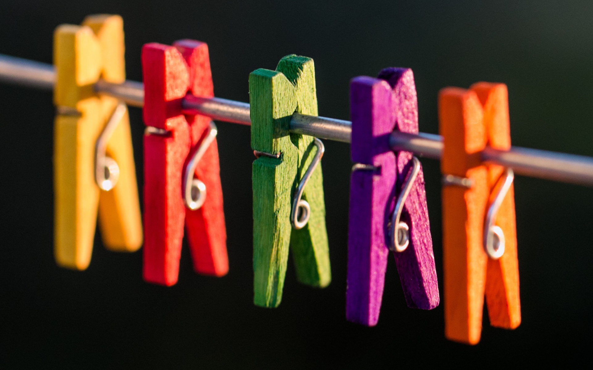 Разноцветные прищепки на проводе