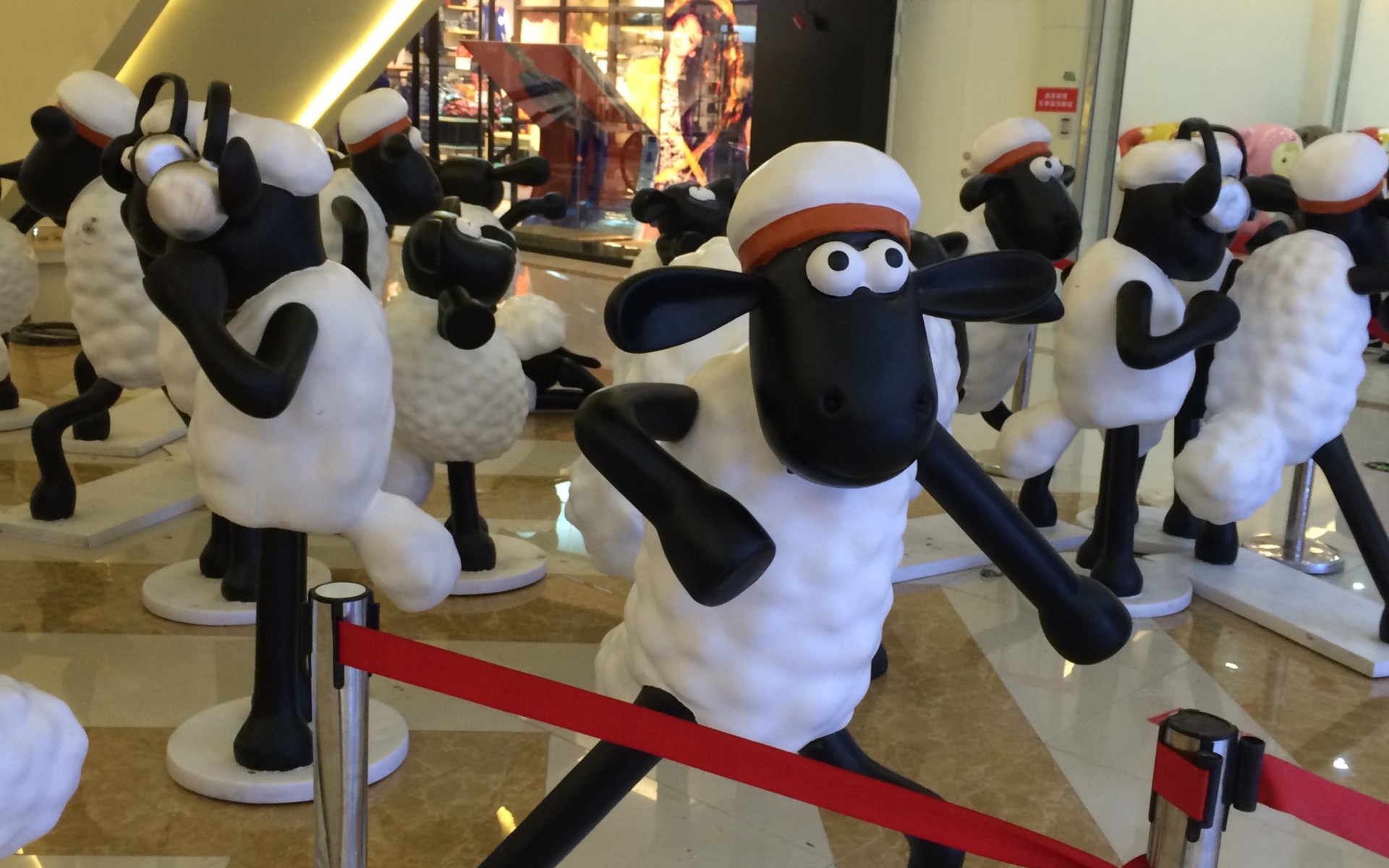 Фигурки овец в холле