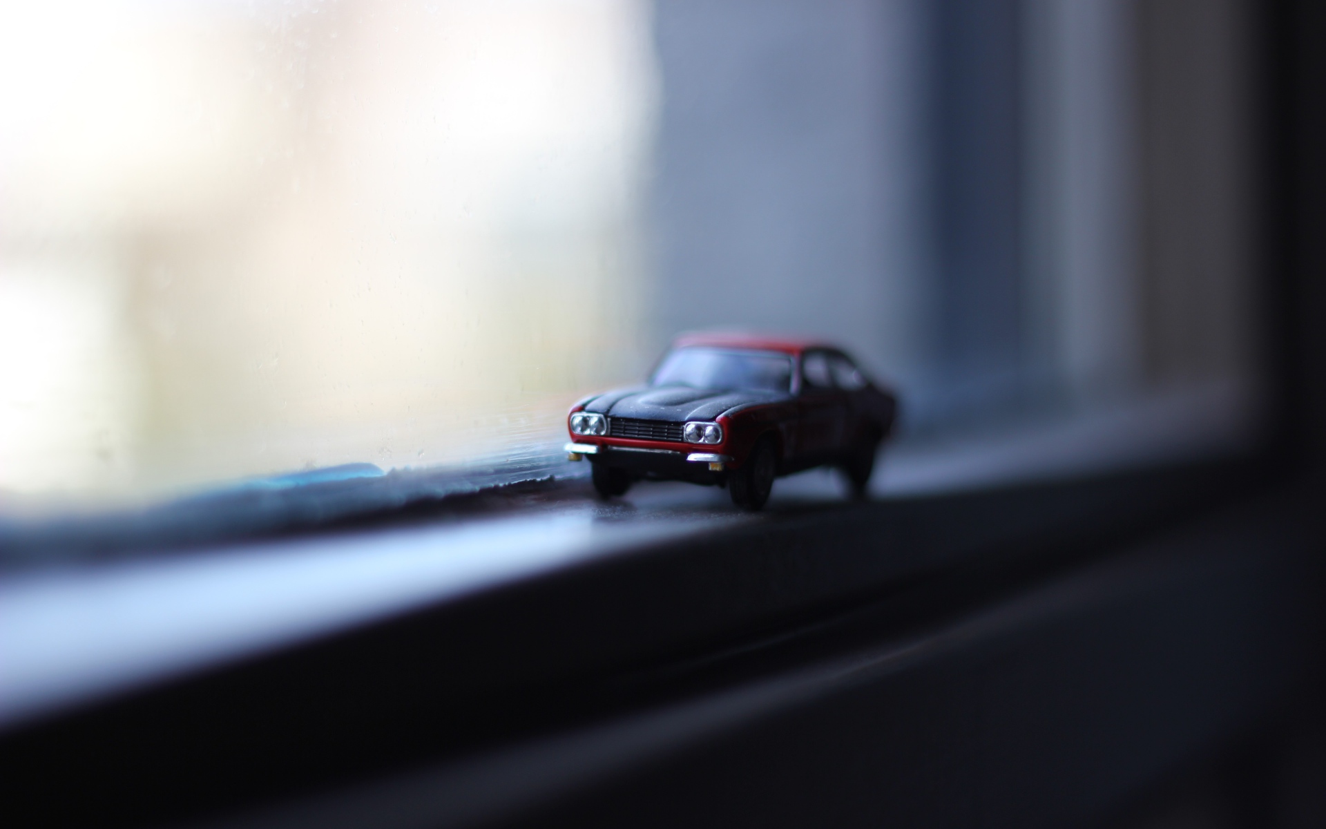 Модель автомобиля у окна