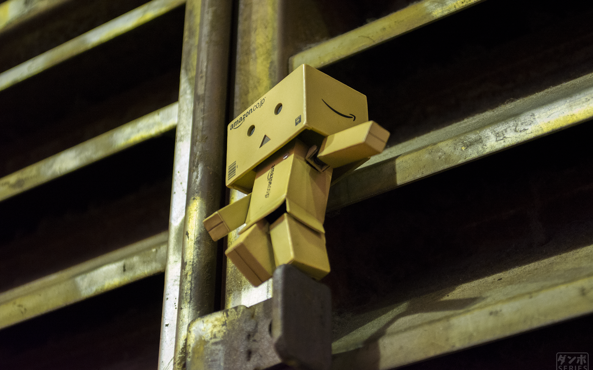 Робот Дандо на решетке вентиляции