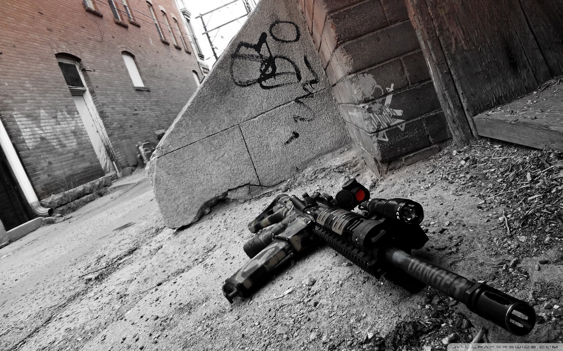Оружие лежит у стены на улице