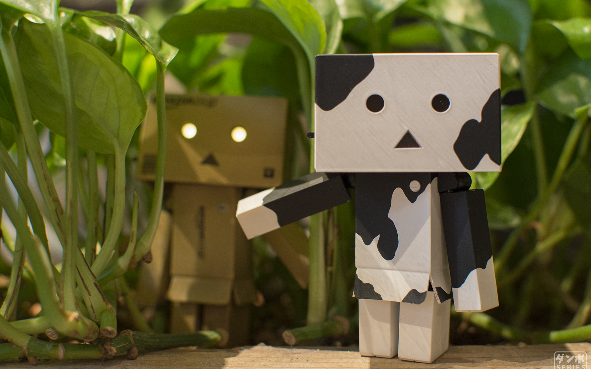 Два Дандо под листьями