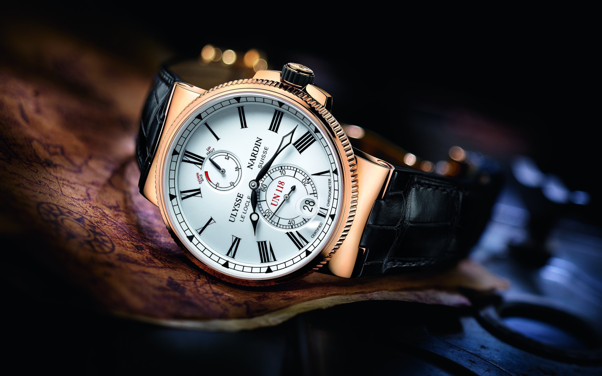 Наручные часы с черным кожаным ремешком