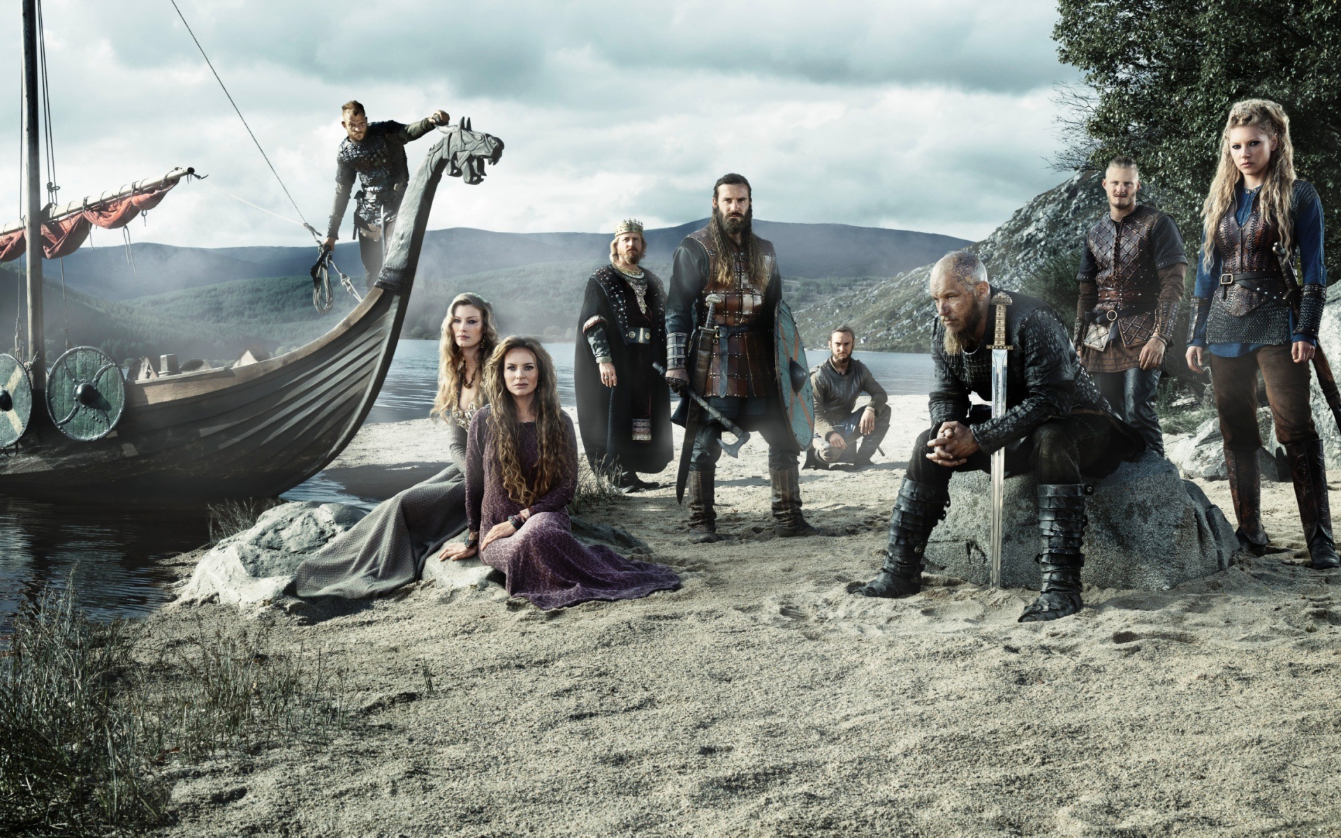 Отряд викингов на берегу моря
