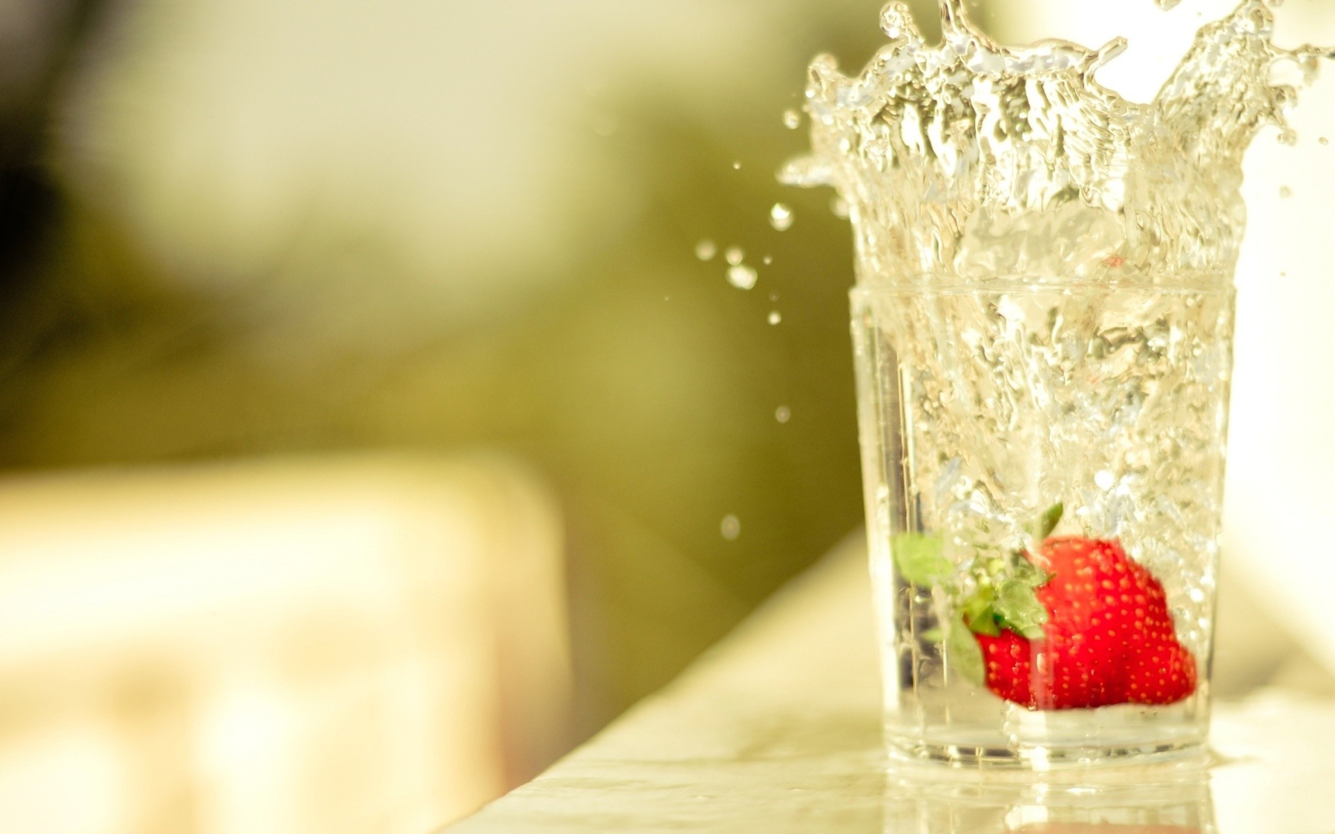 Клубника подняла бурю в стакане