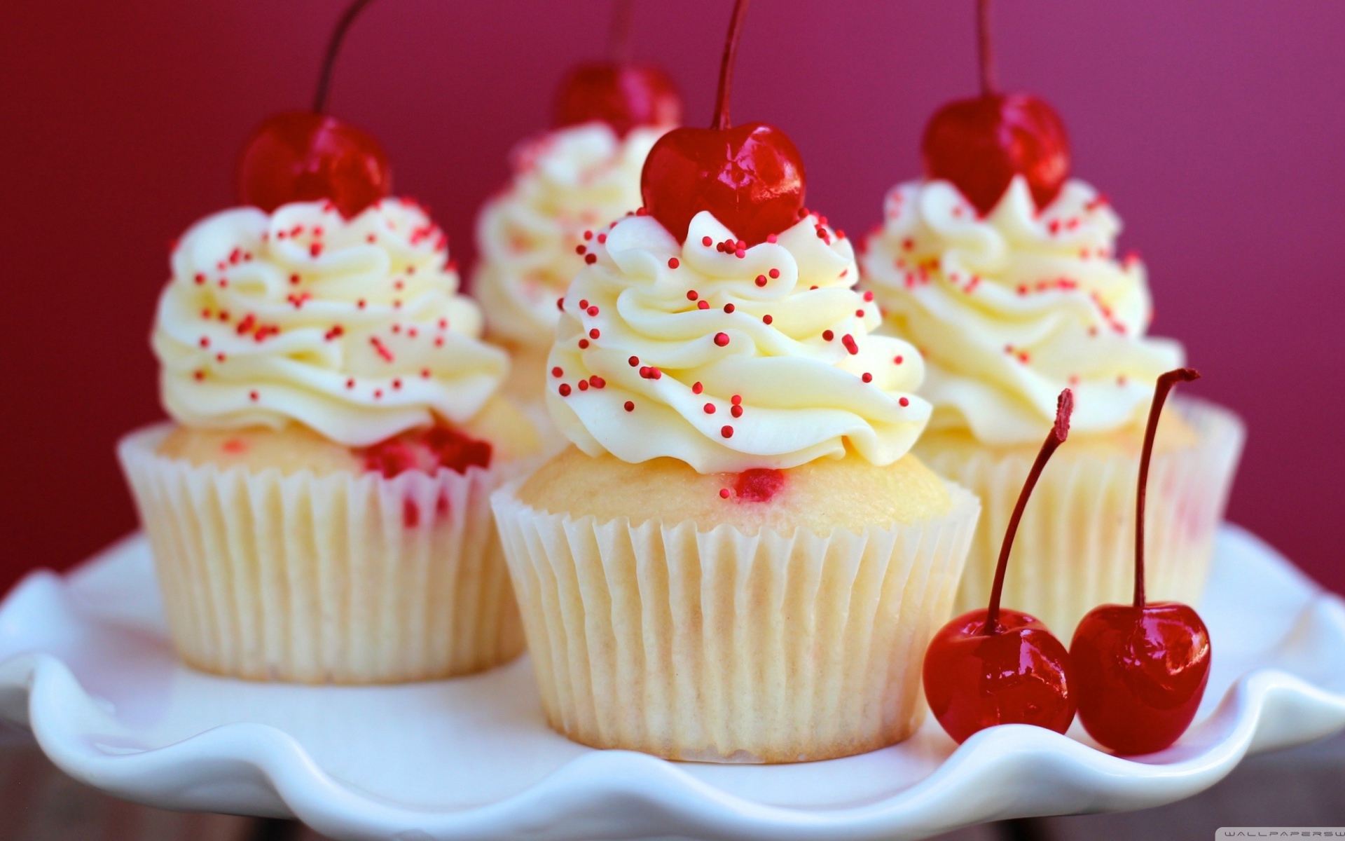 Кексы со сливочным суфле и вишнями