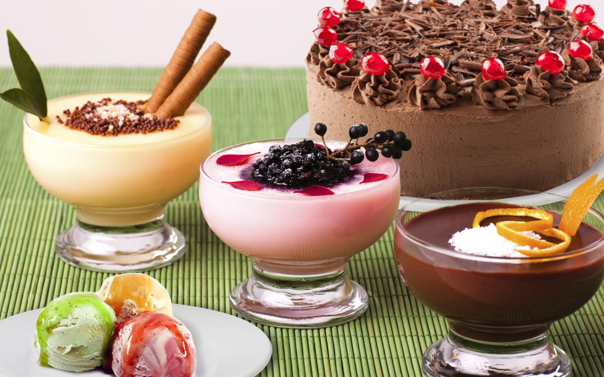 Мороженое, молочные коктейли и торт