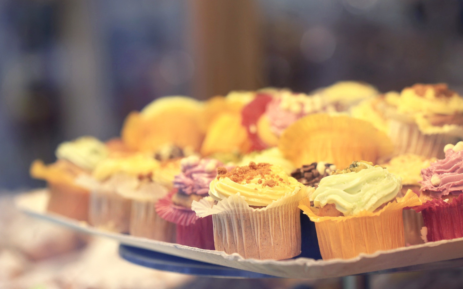 Небольшие круглые кексы с кремом