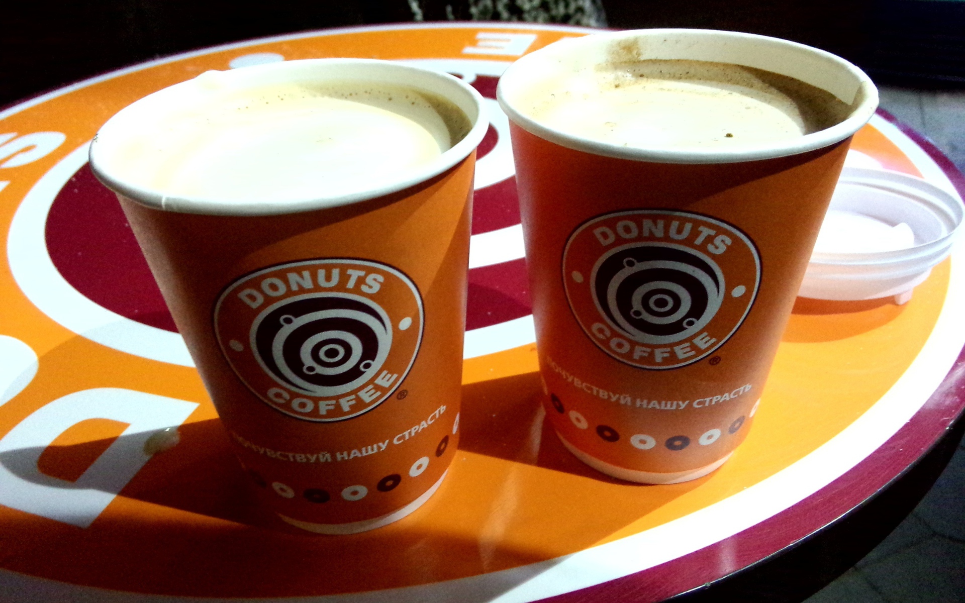 Два стакана кофе на подносе в кафе