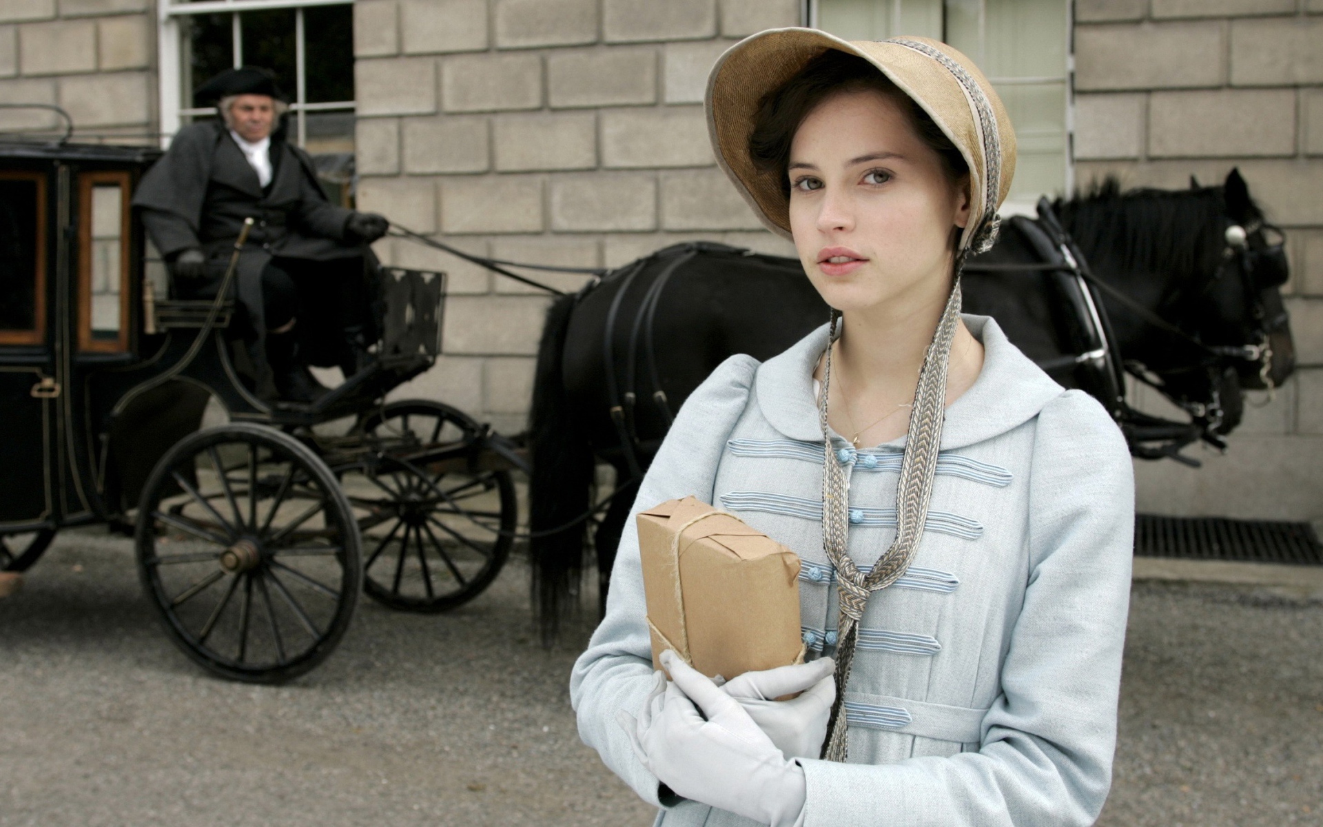 Актриса Фелисити Джонс в старинной одежде